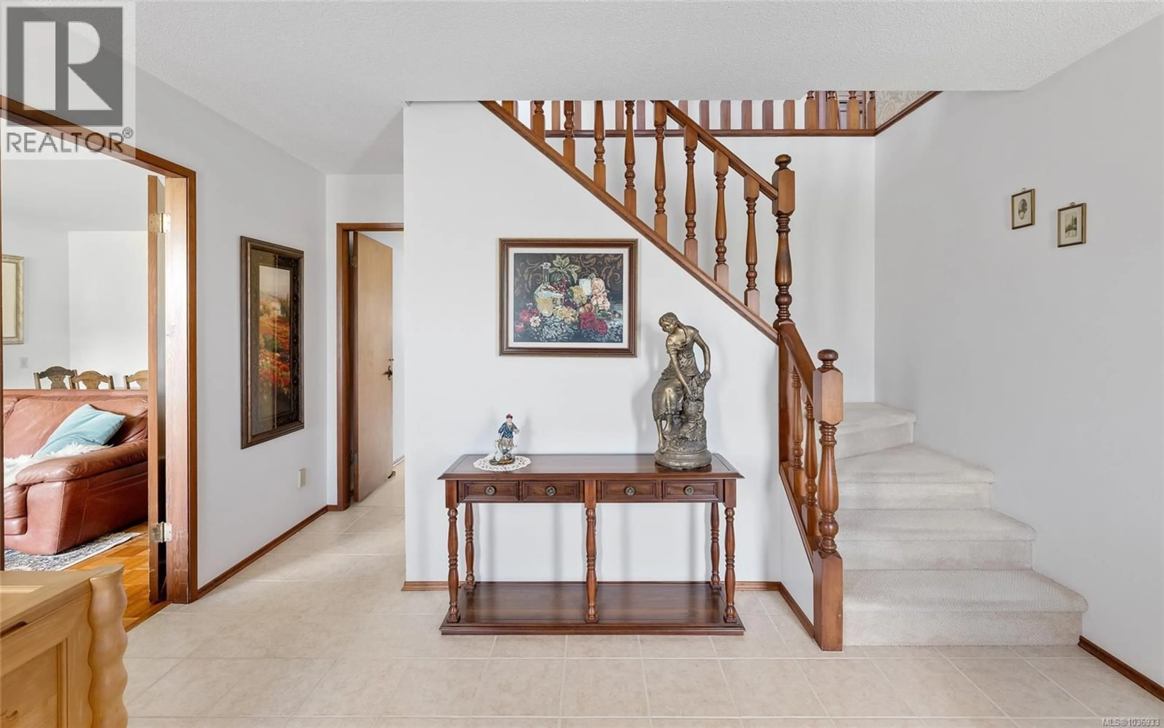 Indoor foyer for 4098 ORION PLACE, Saanich British Columbia V8N5K8