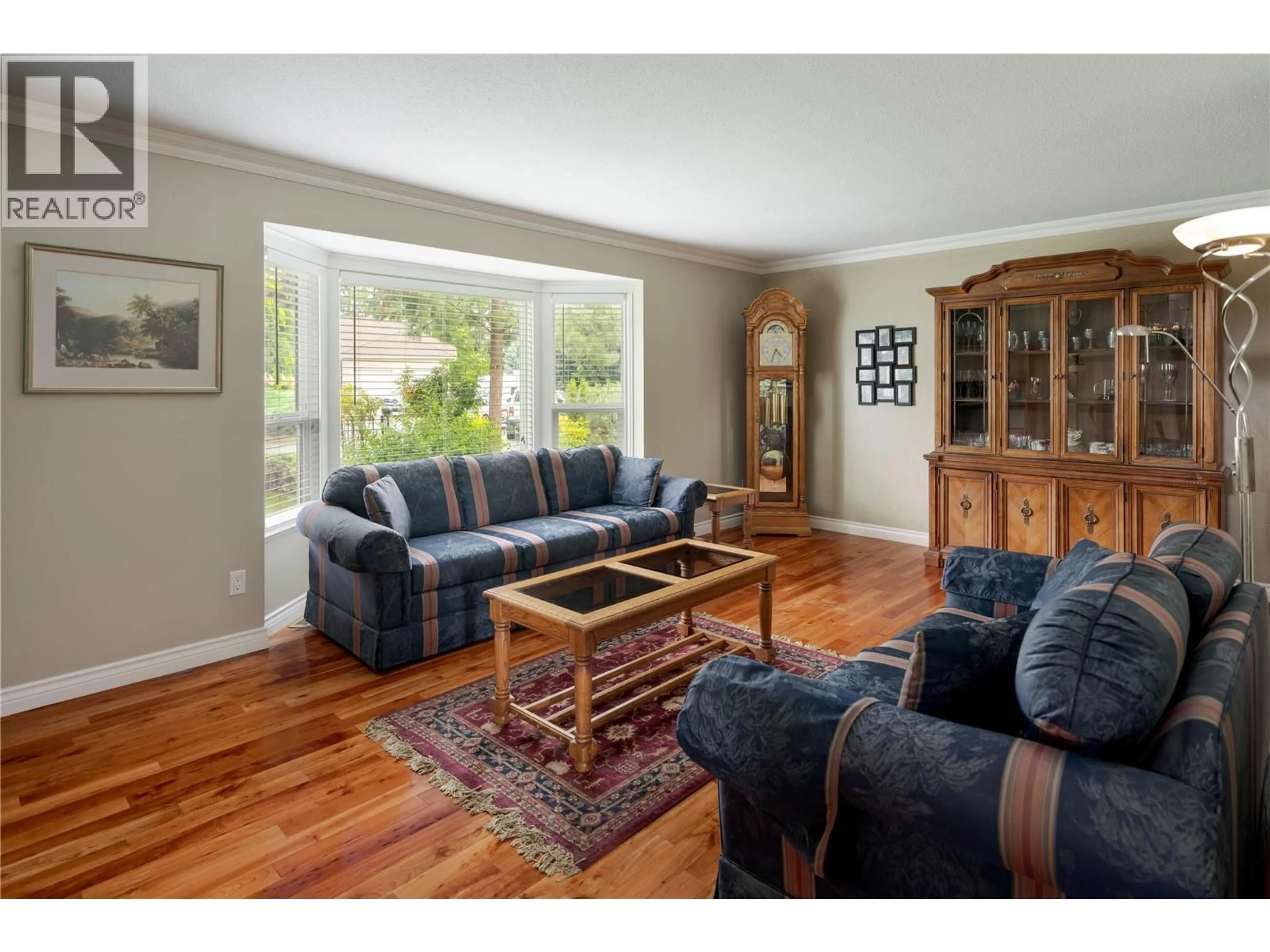 Living room with furniture, wood/laminate floor for 3942 SUNCREST COURT, Kelowna British Columbia V1W4E8