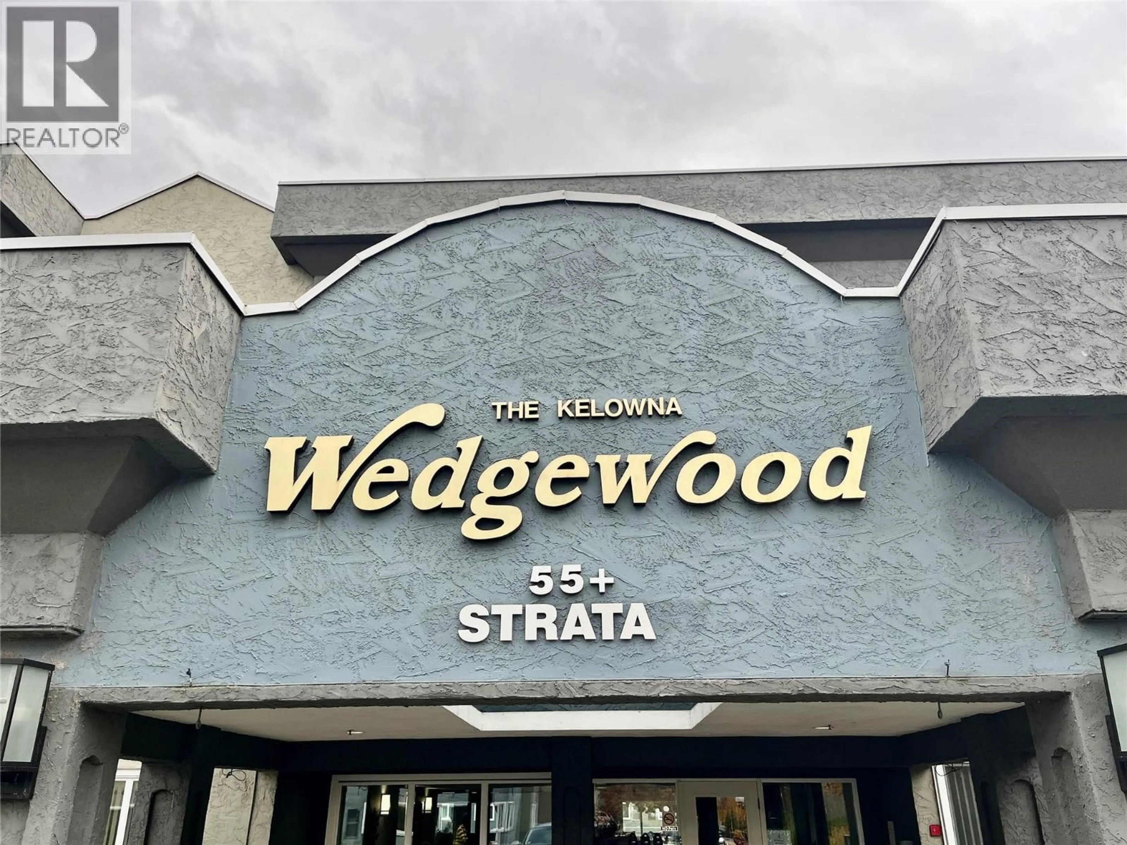 Indoor foyer for 230 - 1045 SUTHERLAND AVENUE, Kelowna British Columbia V1Y5Y1