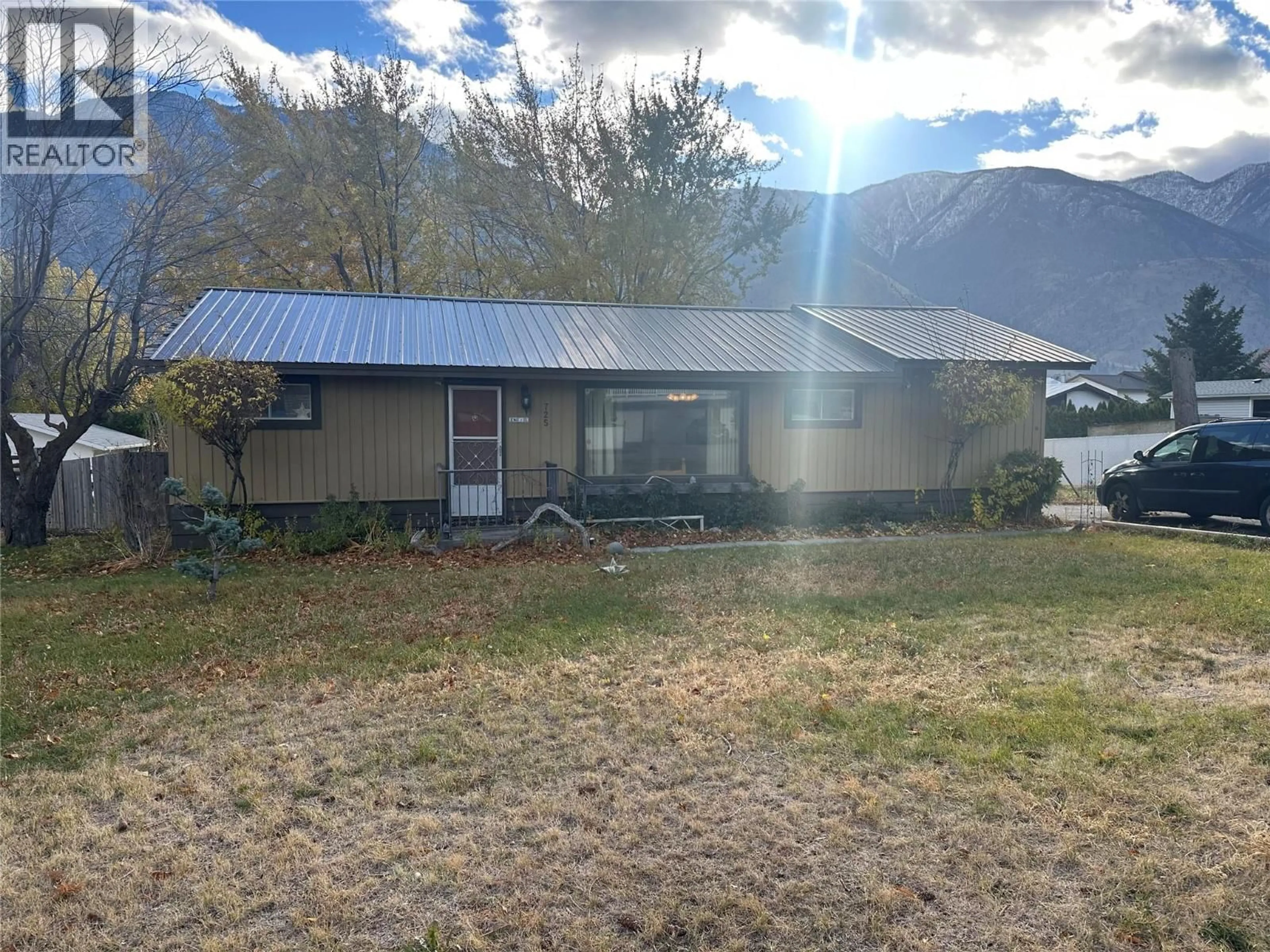 A pic from outside/outdoor area/front of a property/back of a property/a pic from drone, mountain view for 725 2ND AVENUE, Keremeos British Columbia V0X1N2