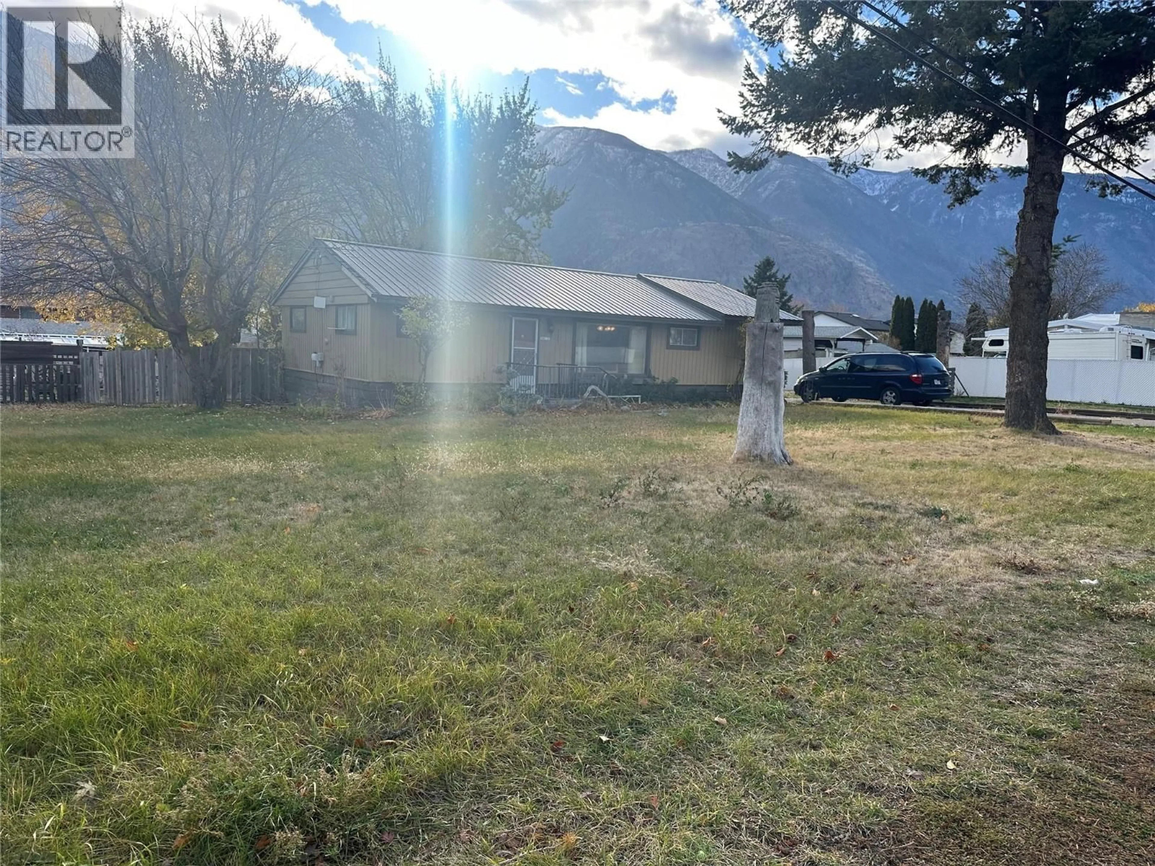 A pic from outside/outdoor area/front of a property/back of a property/a pic from drone, mountain view for 725 2ND AVENUE, Keremeos British Columbia V0X1N2