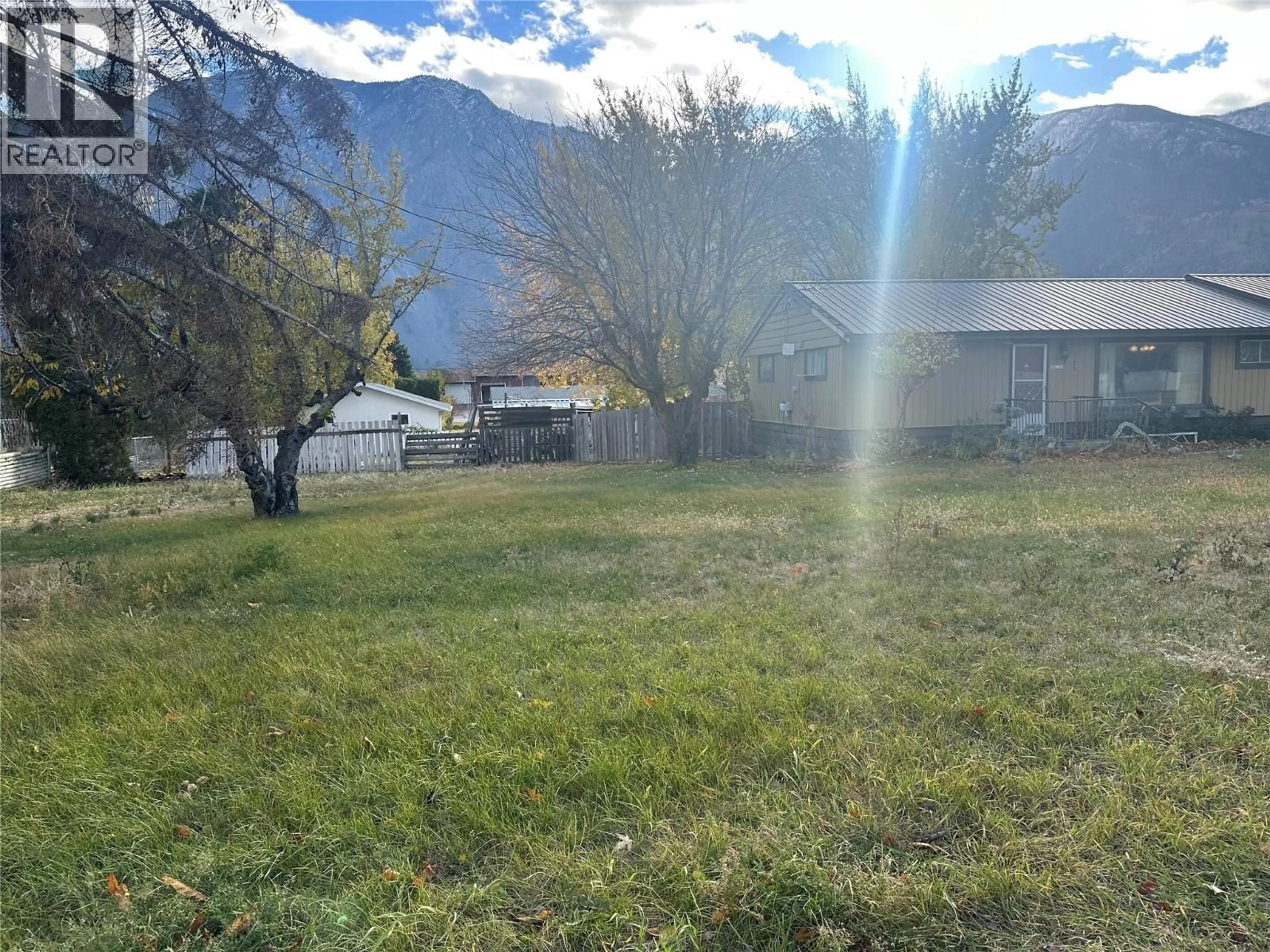 A pic from outside/outdoor area/front of a property/back of a property/a pic from drone, mountain view for 725 2ND AVENUE, Keremeos British Columbia V0X1N2