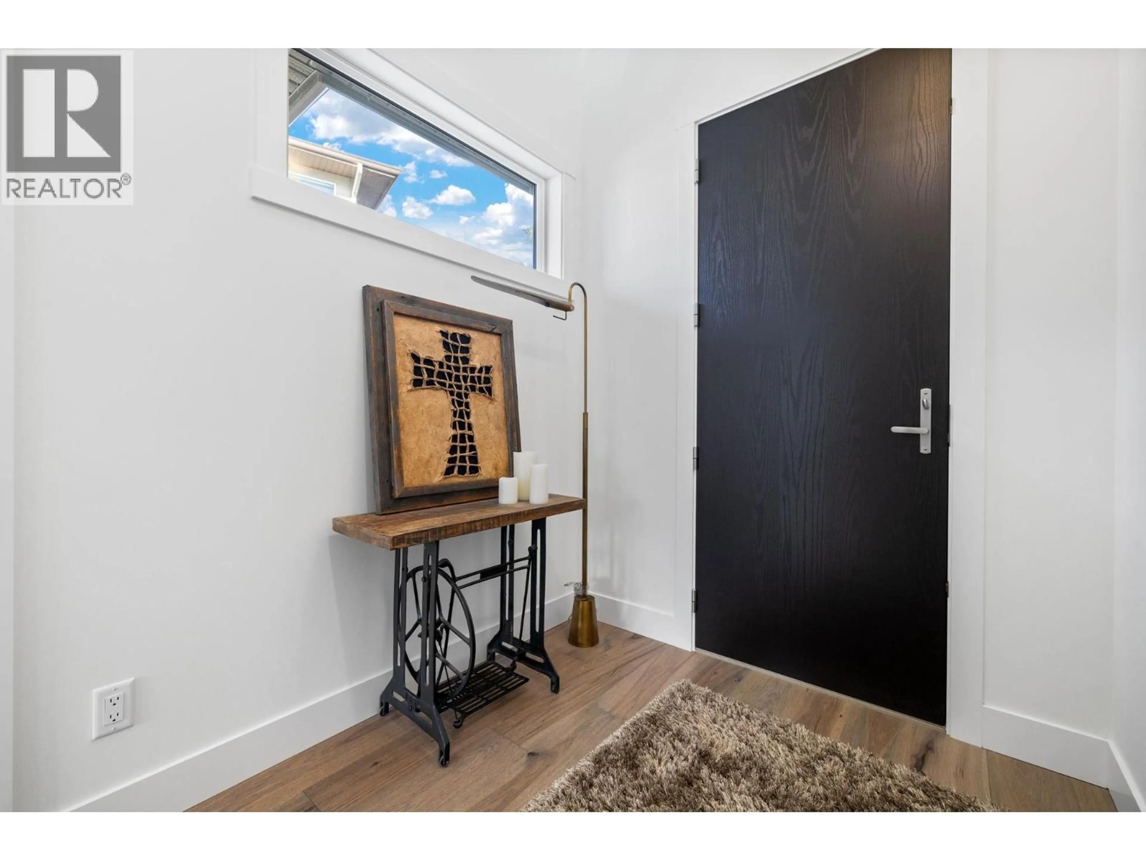 Indoor entryway for 1474 SUMMER CRESCENT, Kelowna British Columbia V1P1T8
