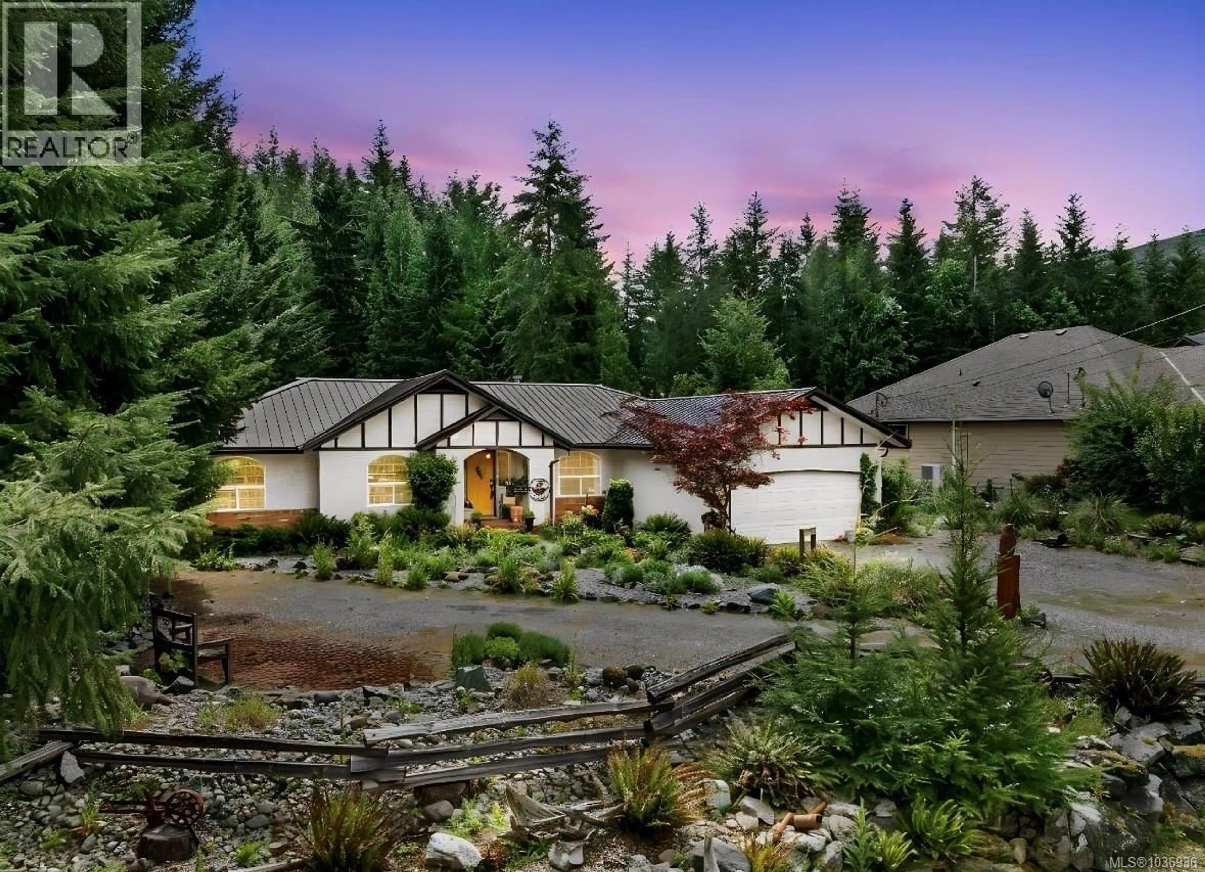 A pic from outside/outdoor area/front of a property/back of a property/a pic from drone, mountain view for 6745 WALL STREET, Honeymoon Bay British Columbia V0R1Y0
