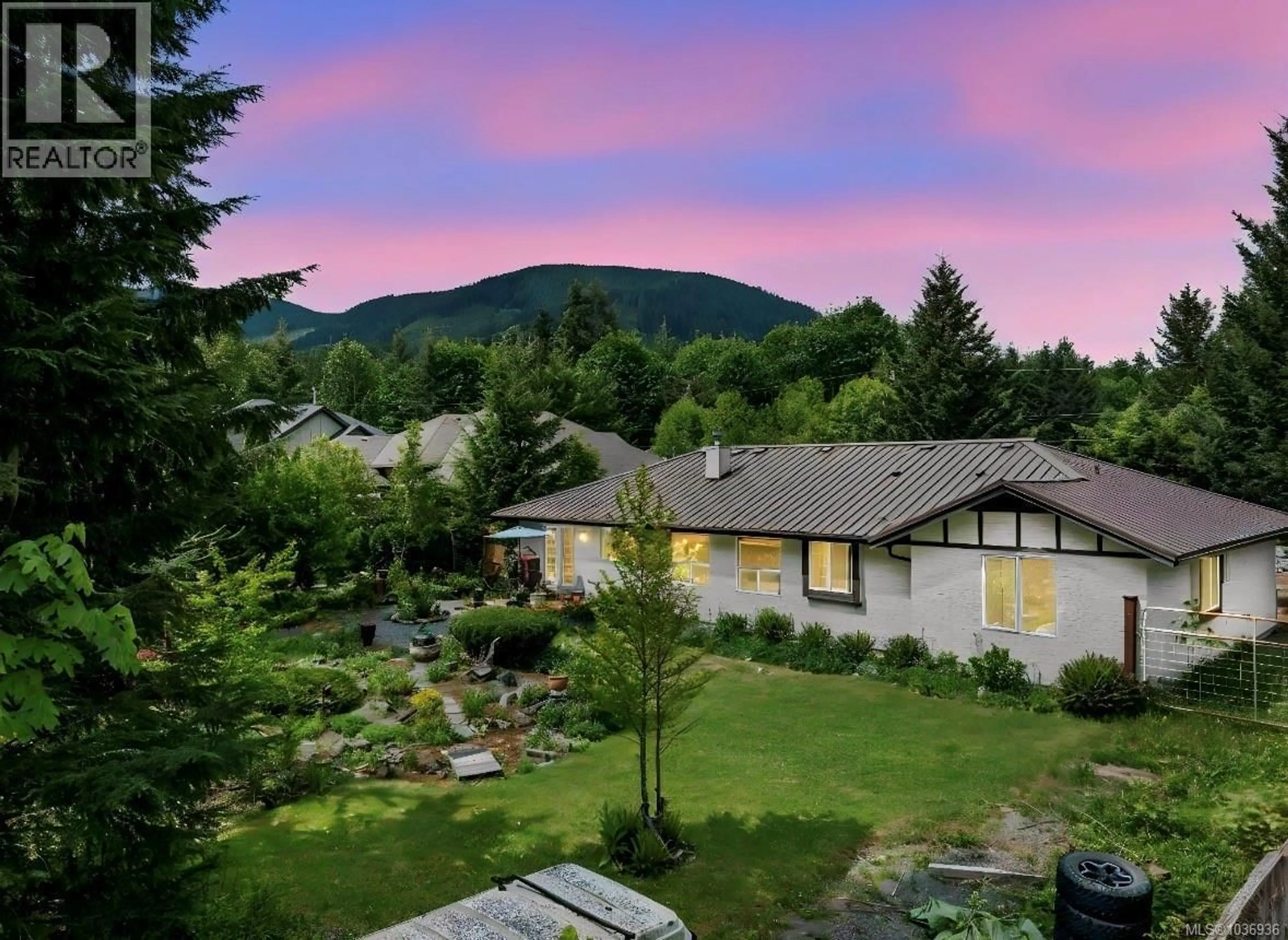 A pic from outside/outdoor area/front of a property/back of a property/a pic from drone, mountain view for 6745 WALL STREET, Honeymoon Bay British Columbia V0R1Y0