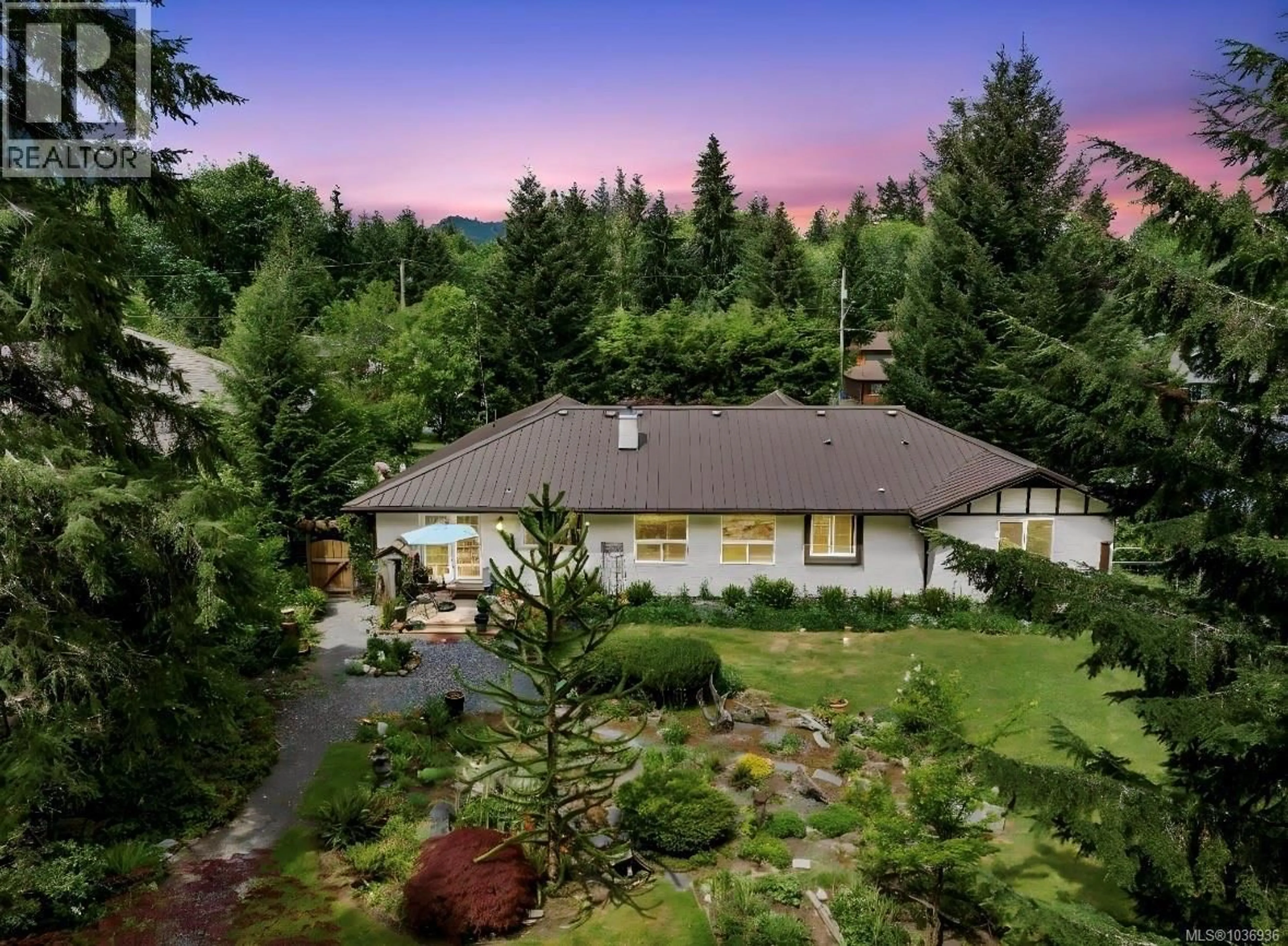A pic from outside/outdoor area/front of a property/back of a property/a pic from drone, mountain view for 6745 WALL STREET, Honeymoon Bay British Columbia V0R1Y0