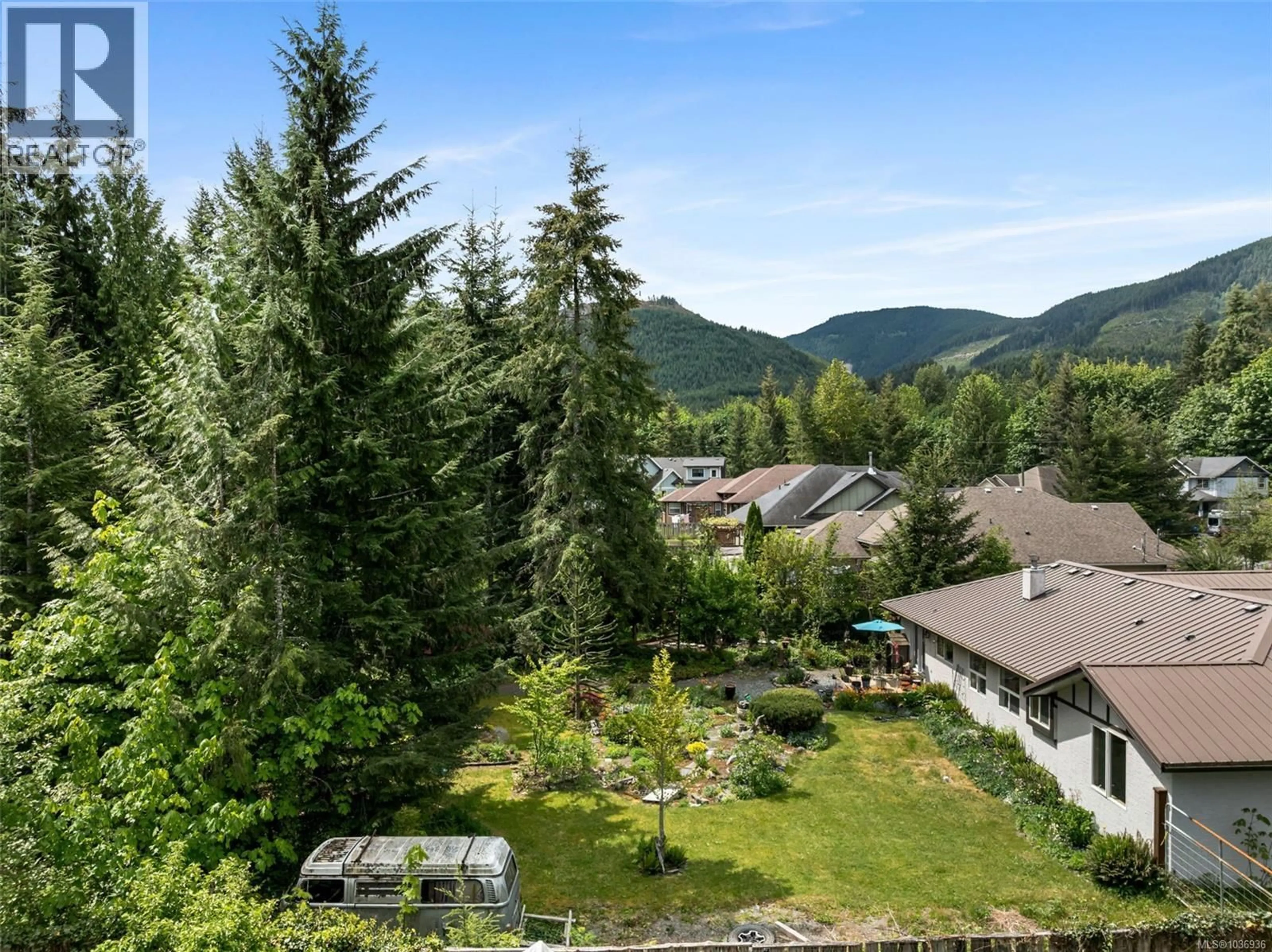 A pic from outside/outdoor area/front of a property/back of a property/a pic from drone, mountain view for 6745 WALL STREET, Honeymoon Bay British Columbia V0R1Y0