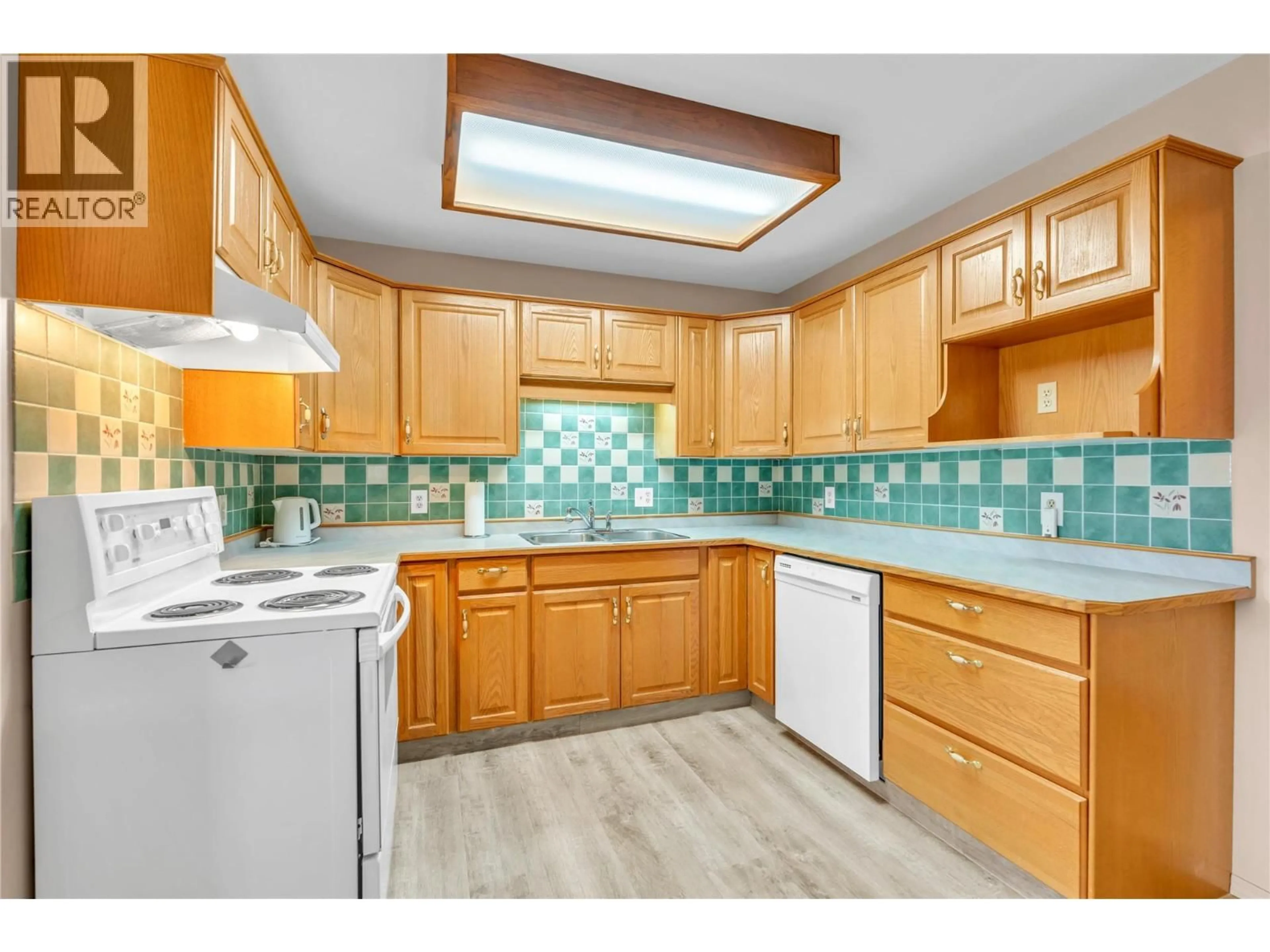 Standard kitchen, unknown for 308 - 965 KING STREET, Penticton British Columbia V2A8J4