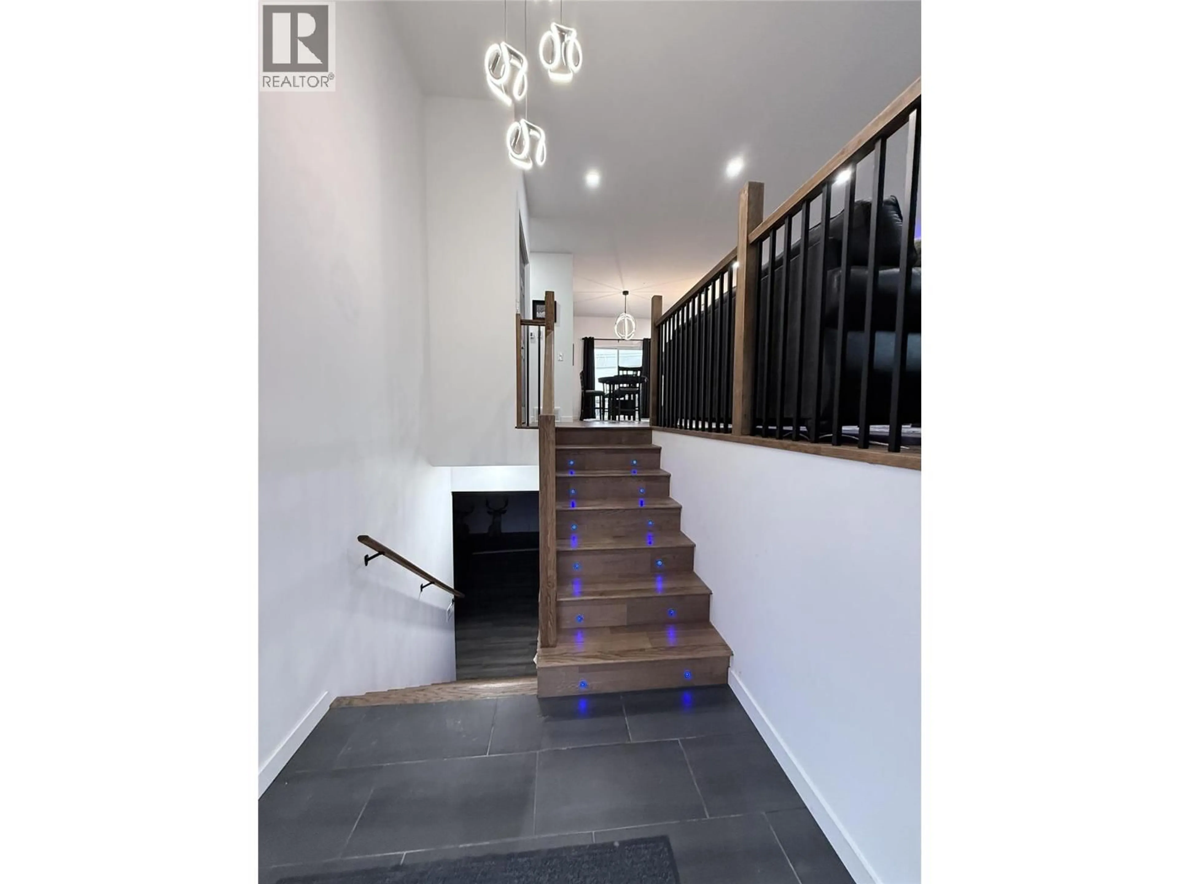 Indoor foyer for 8779 MOUNTAIN VIEW STREET, Canal Flats British Columbia V0B1B0