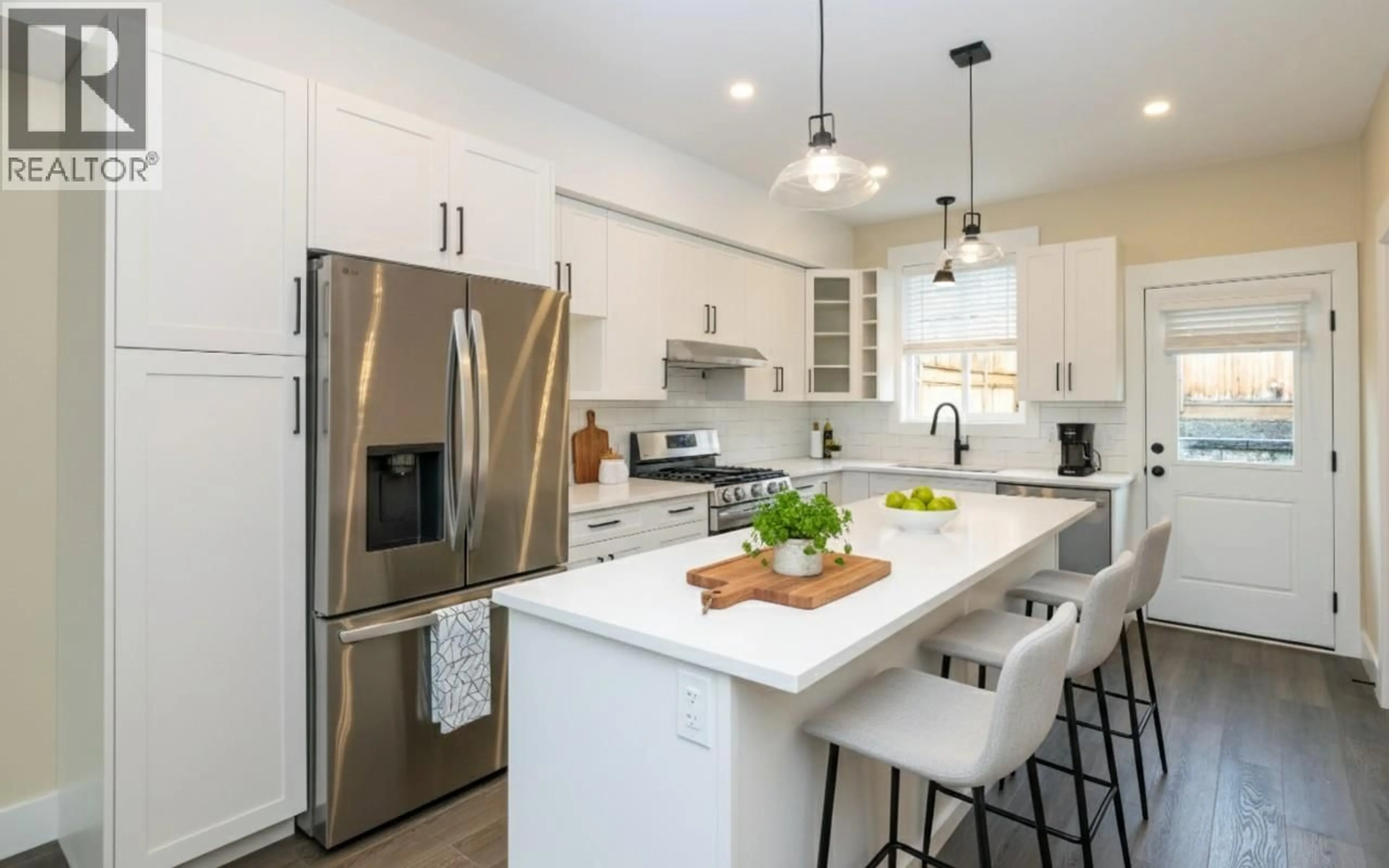 Open concept kitchen, ceramic/tile floor for 4 - 1910 11 AVENUE NORTHEAST, Salmon Arm British Columbia V1E2V5