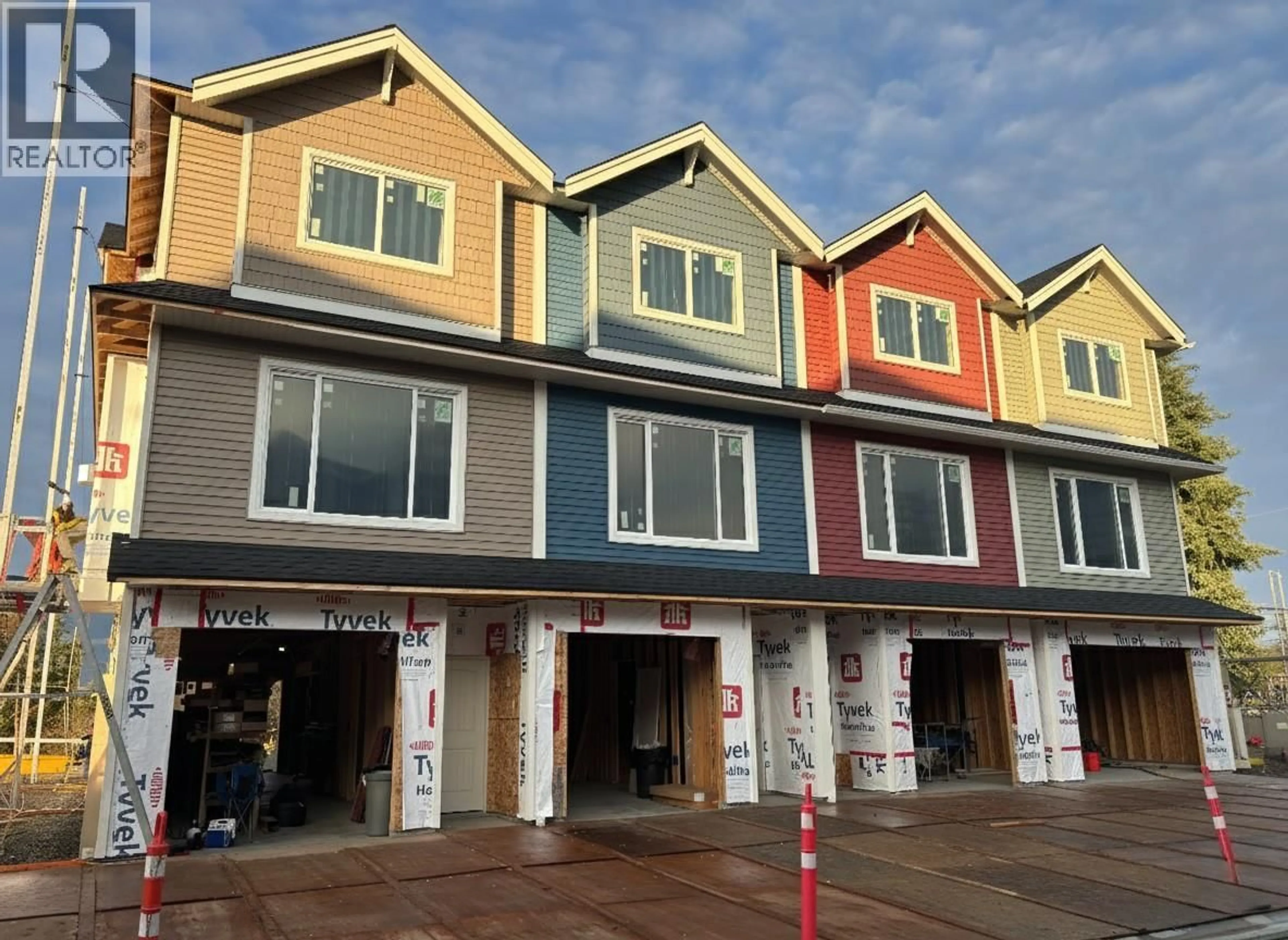 Home with vinyl exterior material, street for 1 - 1910 11 AVENUE NORTHEAST, Salmon Arm British Columbia V1E2V5