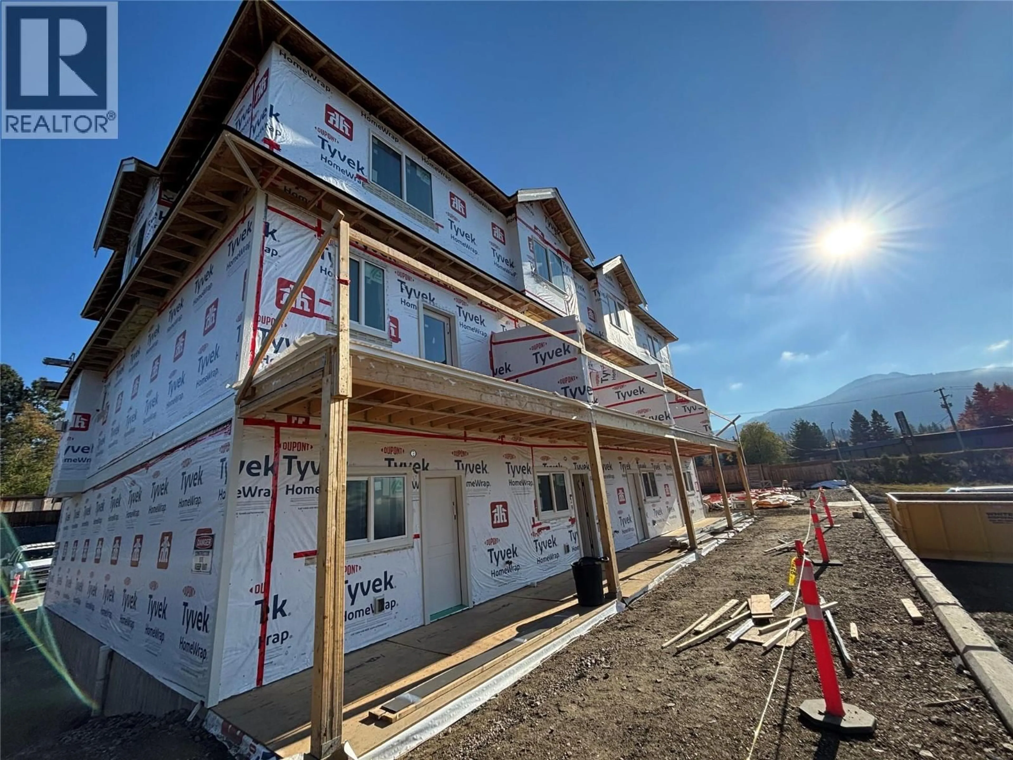 Home with vinyl exterior material, building for 5 - 1910 11 AVENUE NORTHEAST, Salmon Arm British Columbia V1E2V5