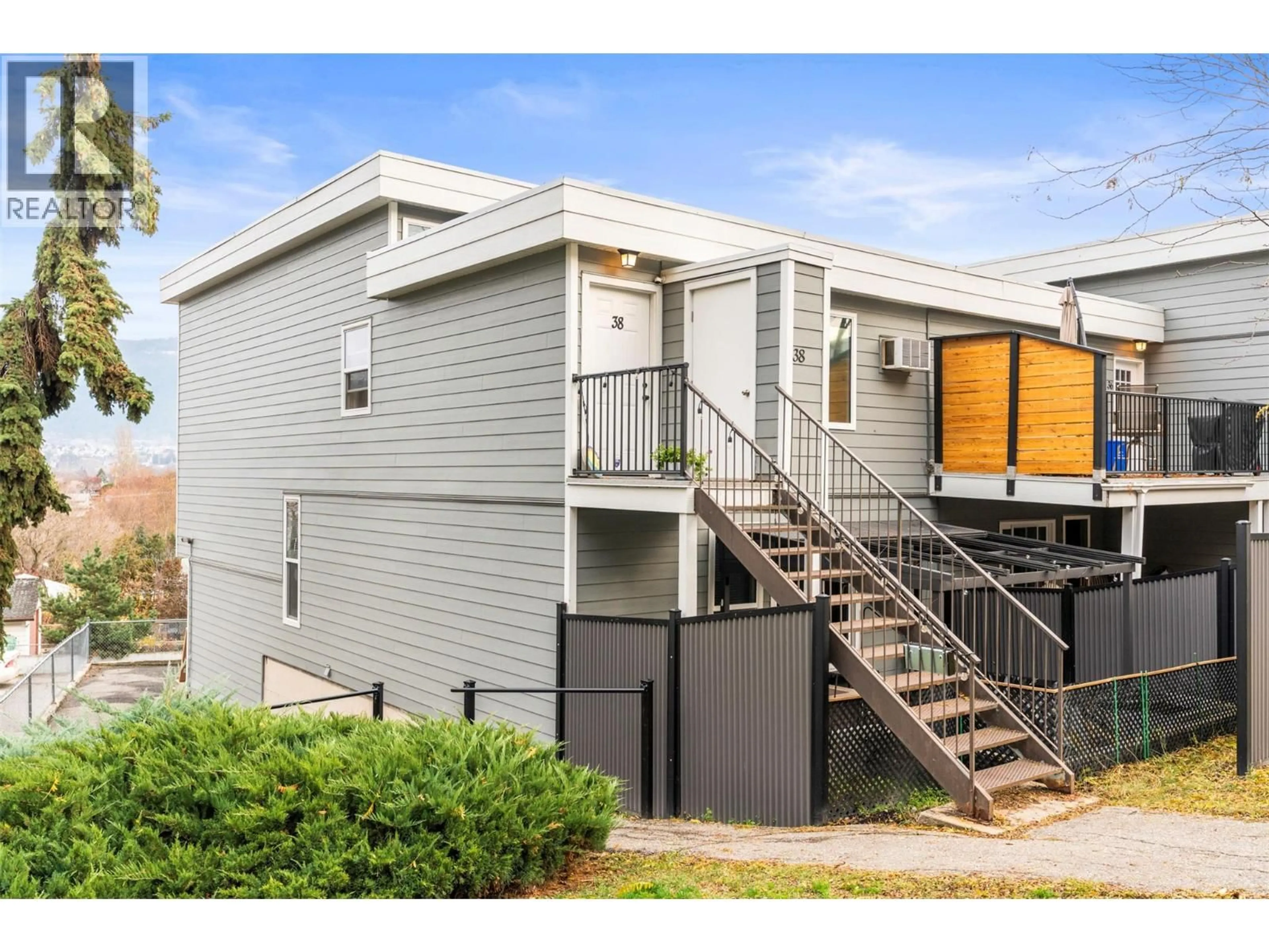 Home with vinyl exterior material, building for 38 - 3800 40 AVENUE, Vernon British Columbia V1T6S3