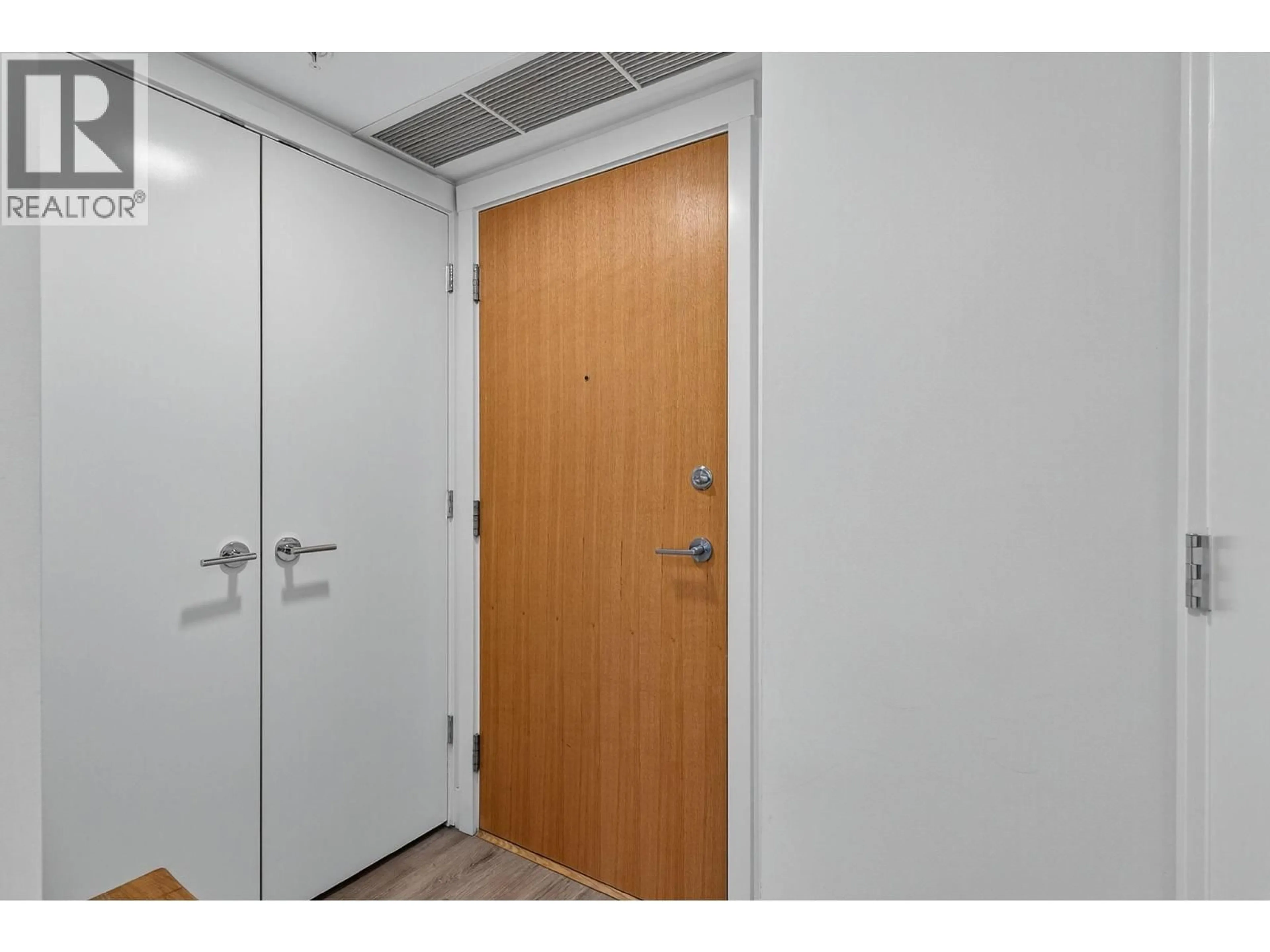 Indoor foyer for 708 - 1588 ELLIS STREET, Kelowna British Columbia V1Y0H1