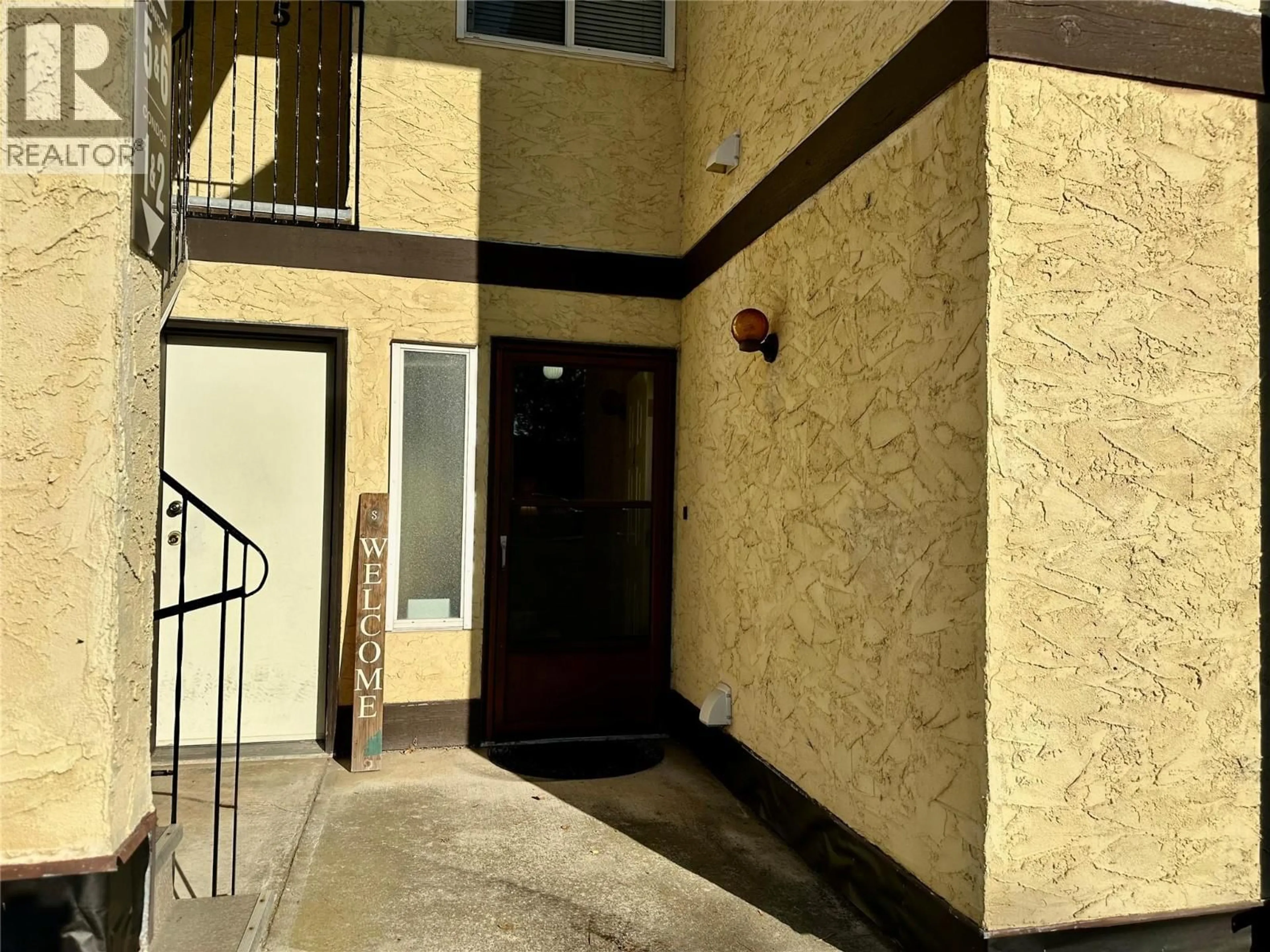 Indoor foyer for 1 - 340 MCKINNEY ROAD, Oliver British Columbia V0H1T3