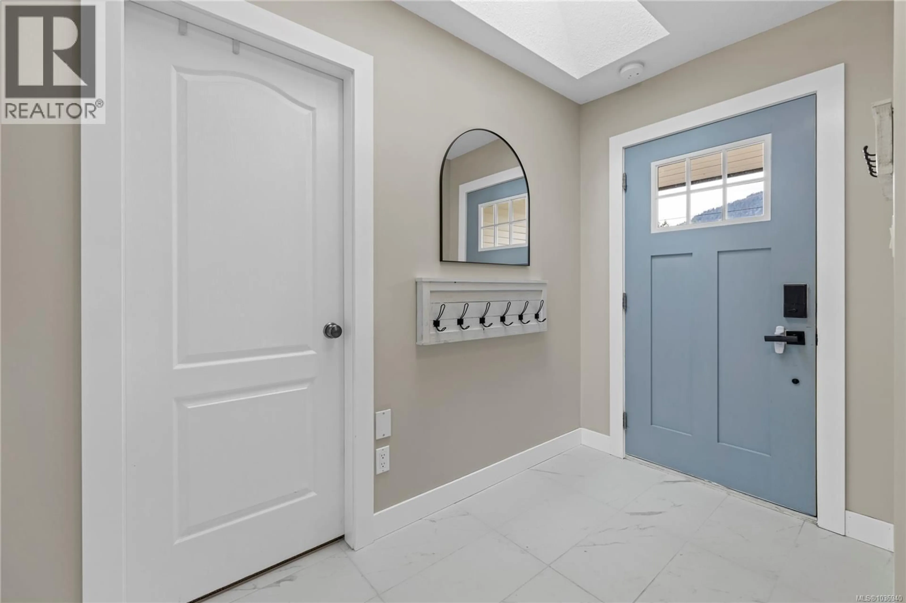 Indoor entryway for 2382 MILL ROAD, Nanaimo British Columbia V9R6M9