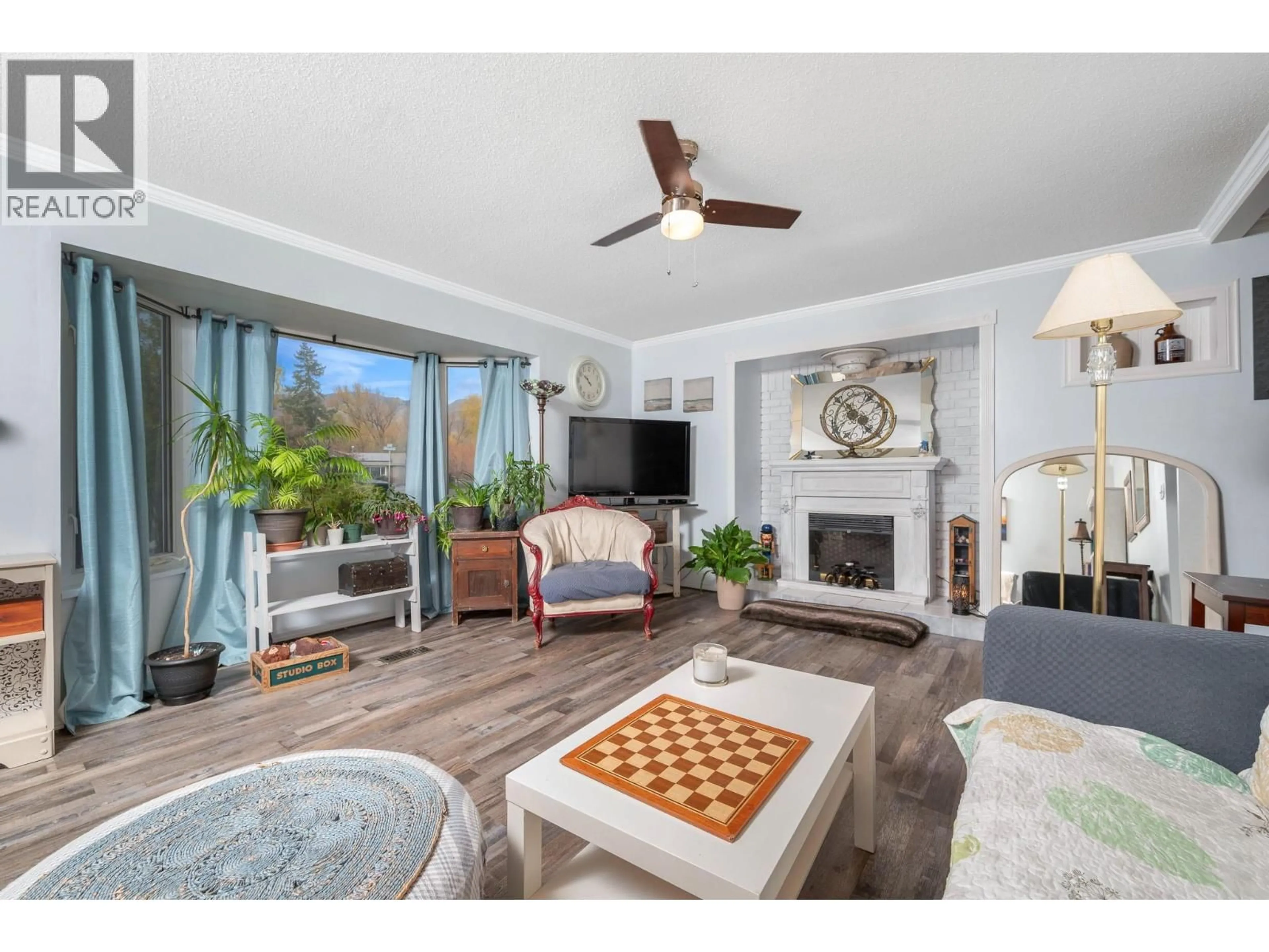 Living room with furniture, unknown for 5513 WILLOW DRIVE, Vernon British Columbia V1T7W3