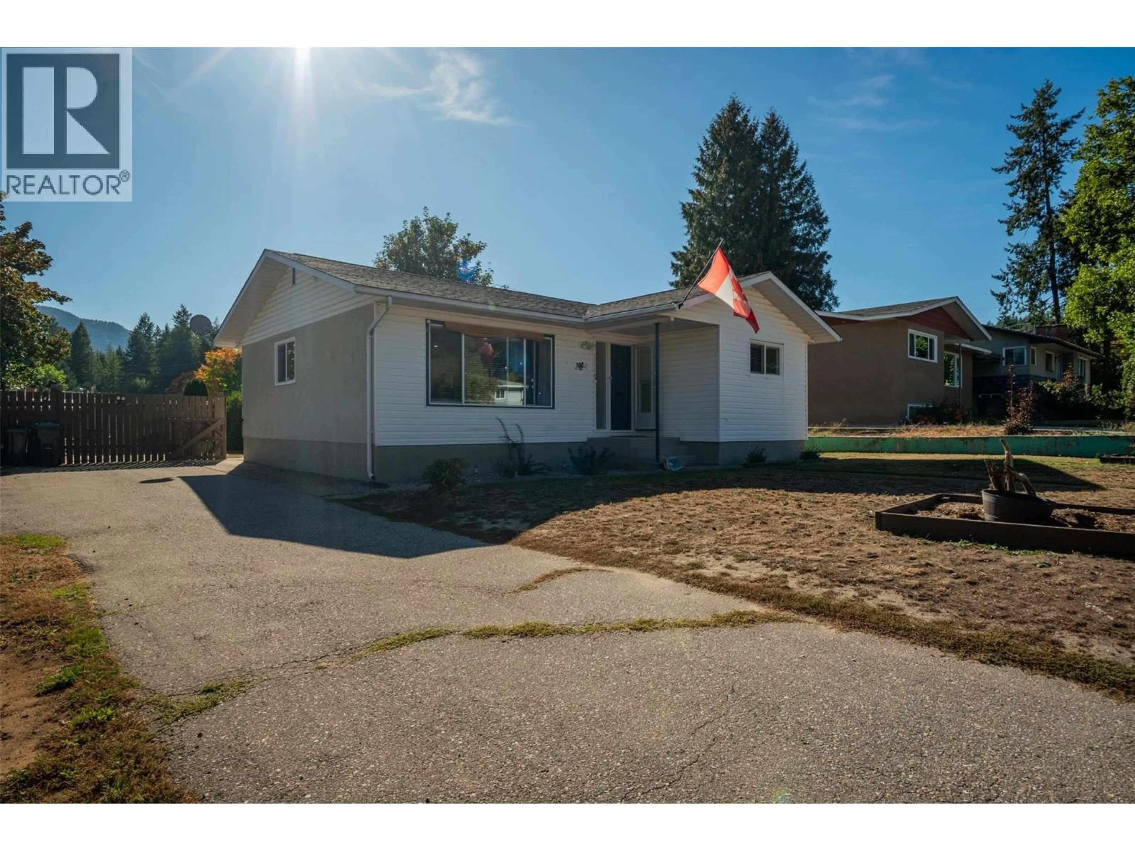 Home with vinyl exterior material, street for 204 PINEWOOD DRIVE, Castlegar British Columbia V1N2M4