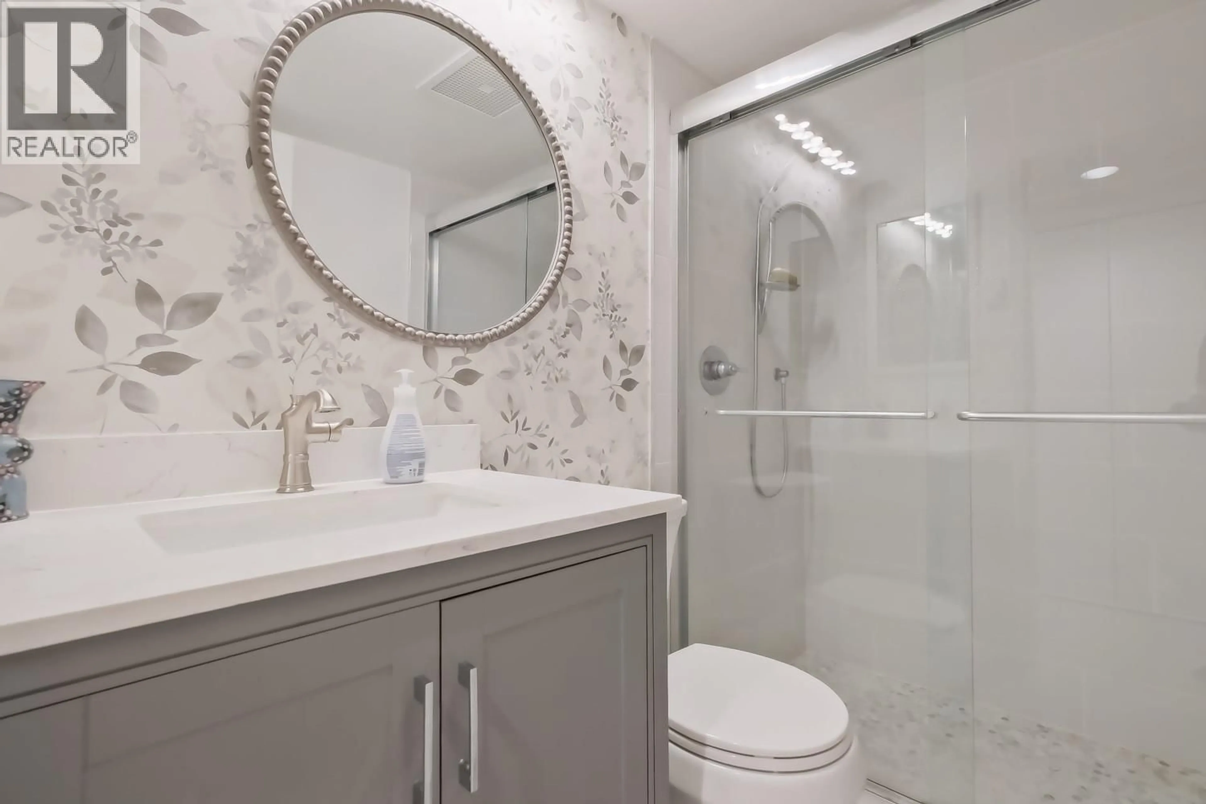Contemporary bathroom, ceramic/tile floor for 104 - 86 LAKESHORE DRIVE, Penticton British Columbia V2A1B5