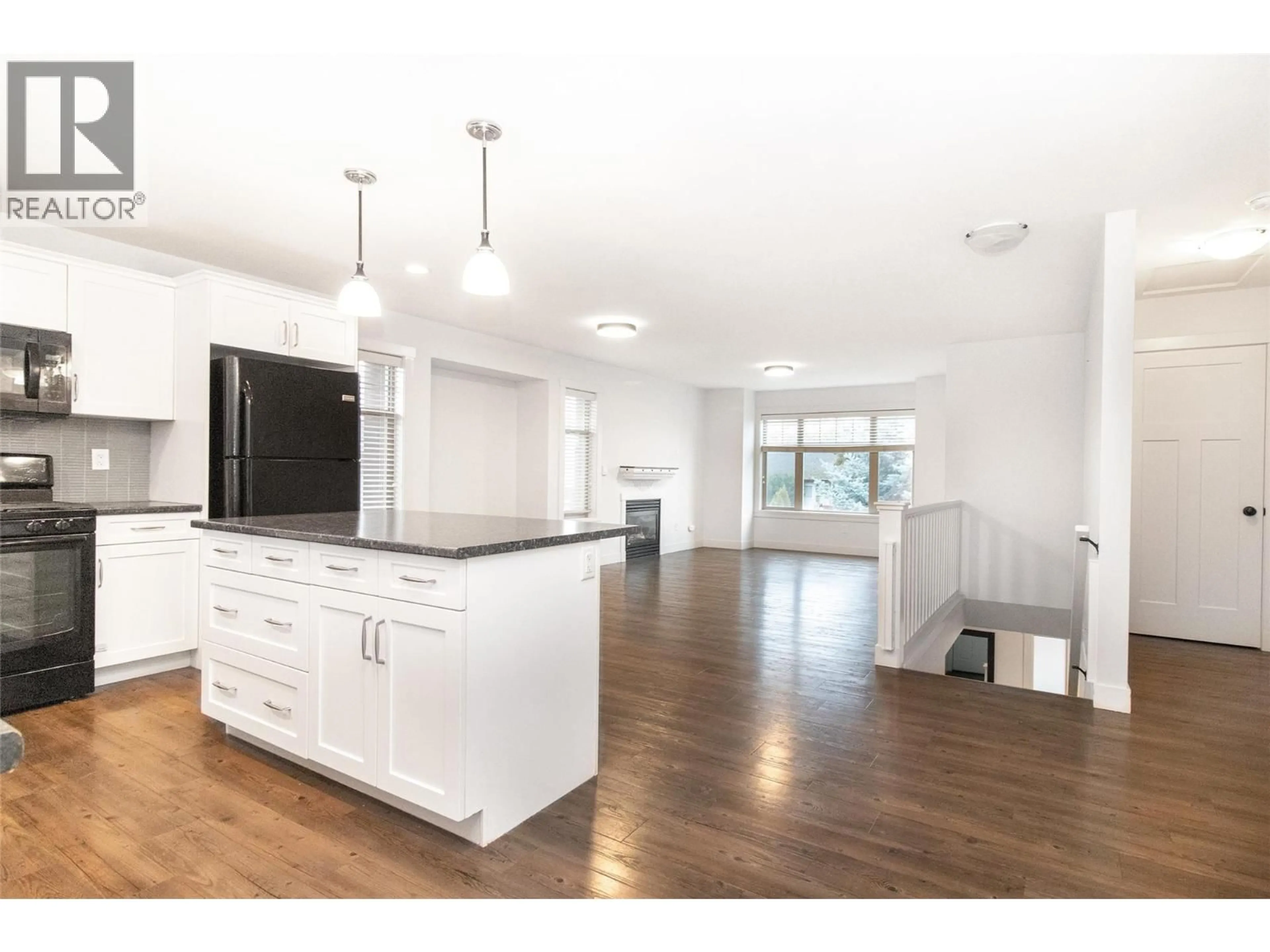 Open concept kitchen, wood/laminate floor for 560 CHRISTLETON AVENUE, Kelowna British Columbia V1Y5J2
