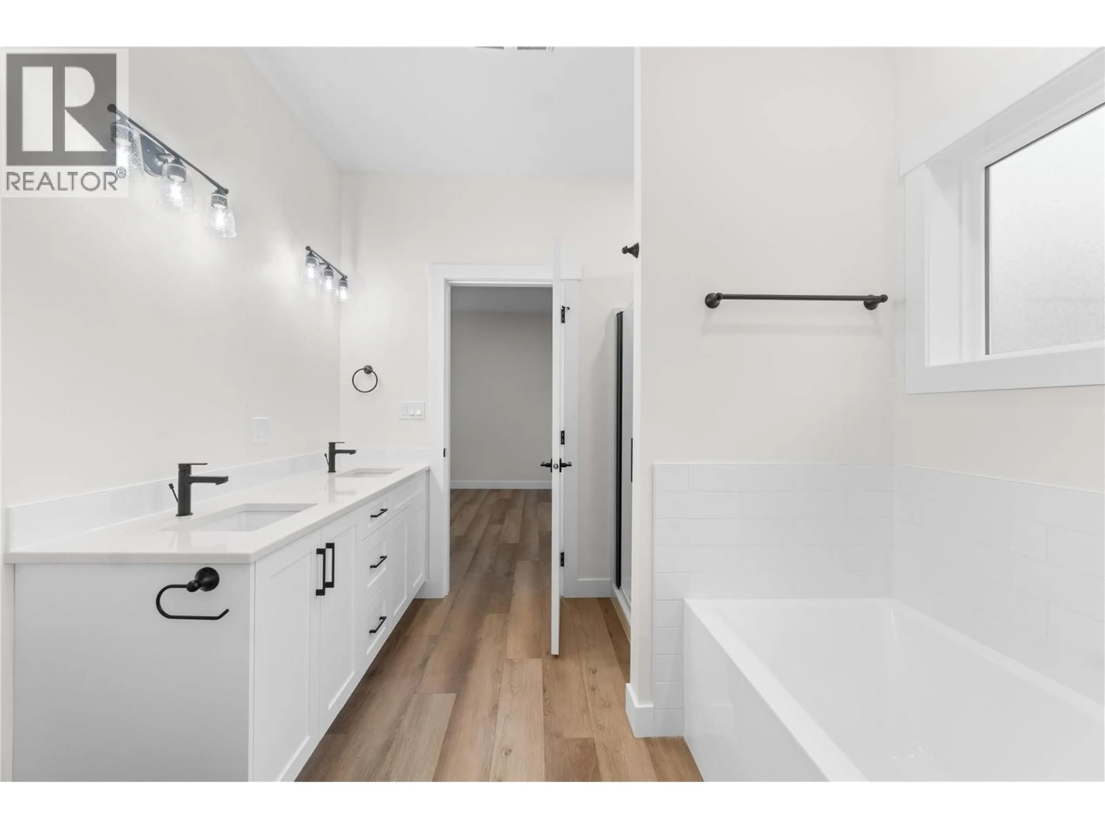 Contemporary bathroom, ceramic/tile floor for 12 - 231 20 STREET NORTHEAST, Salmon Arm British Columbia V1E2Z7