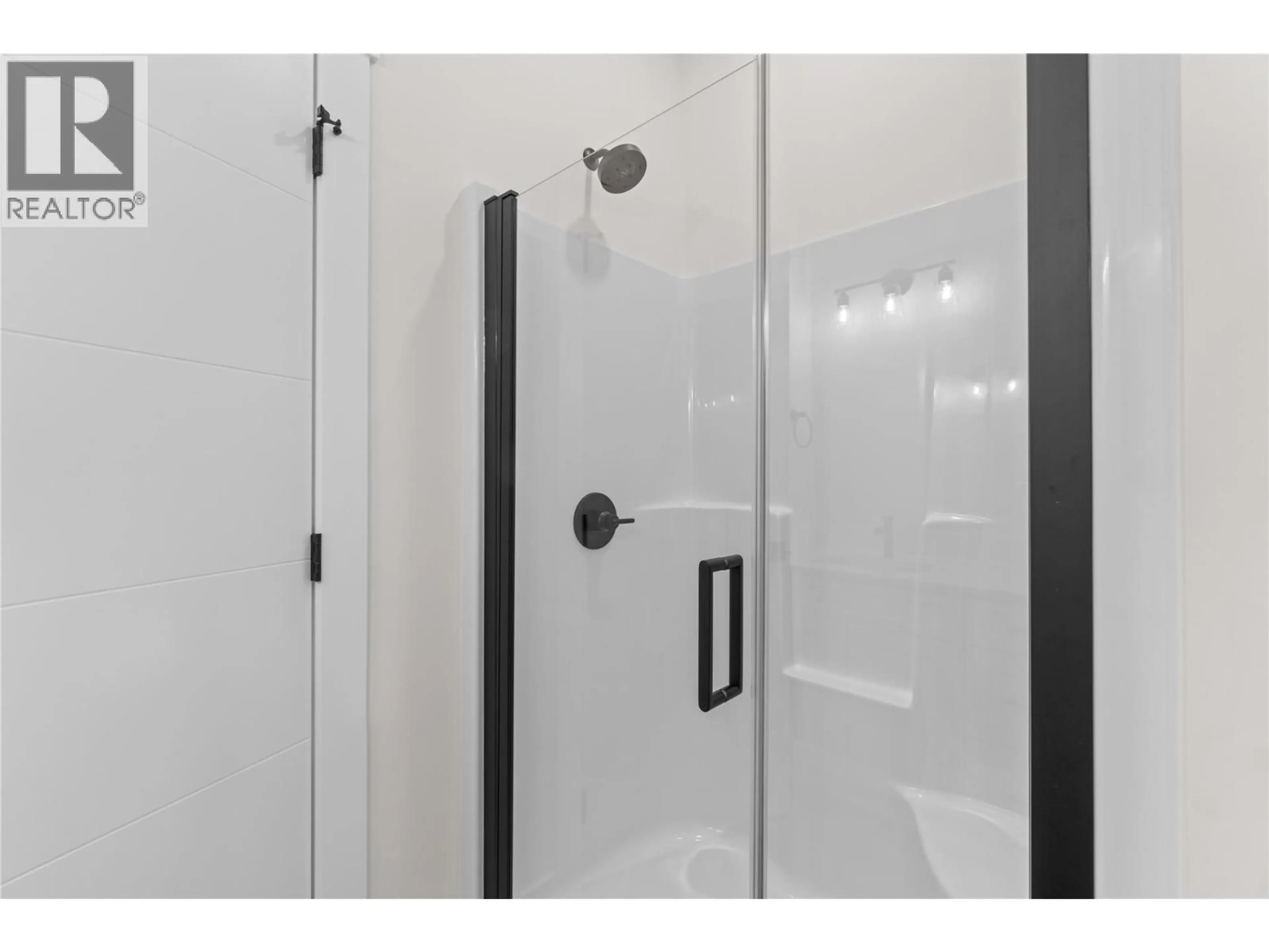 Contemporary bathroom, ceramic/tile floor for 12 - 231 20 STREET NORTHEAST, Salmon Arm British Columbia V1E2Z7