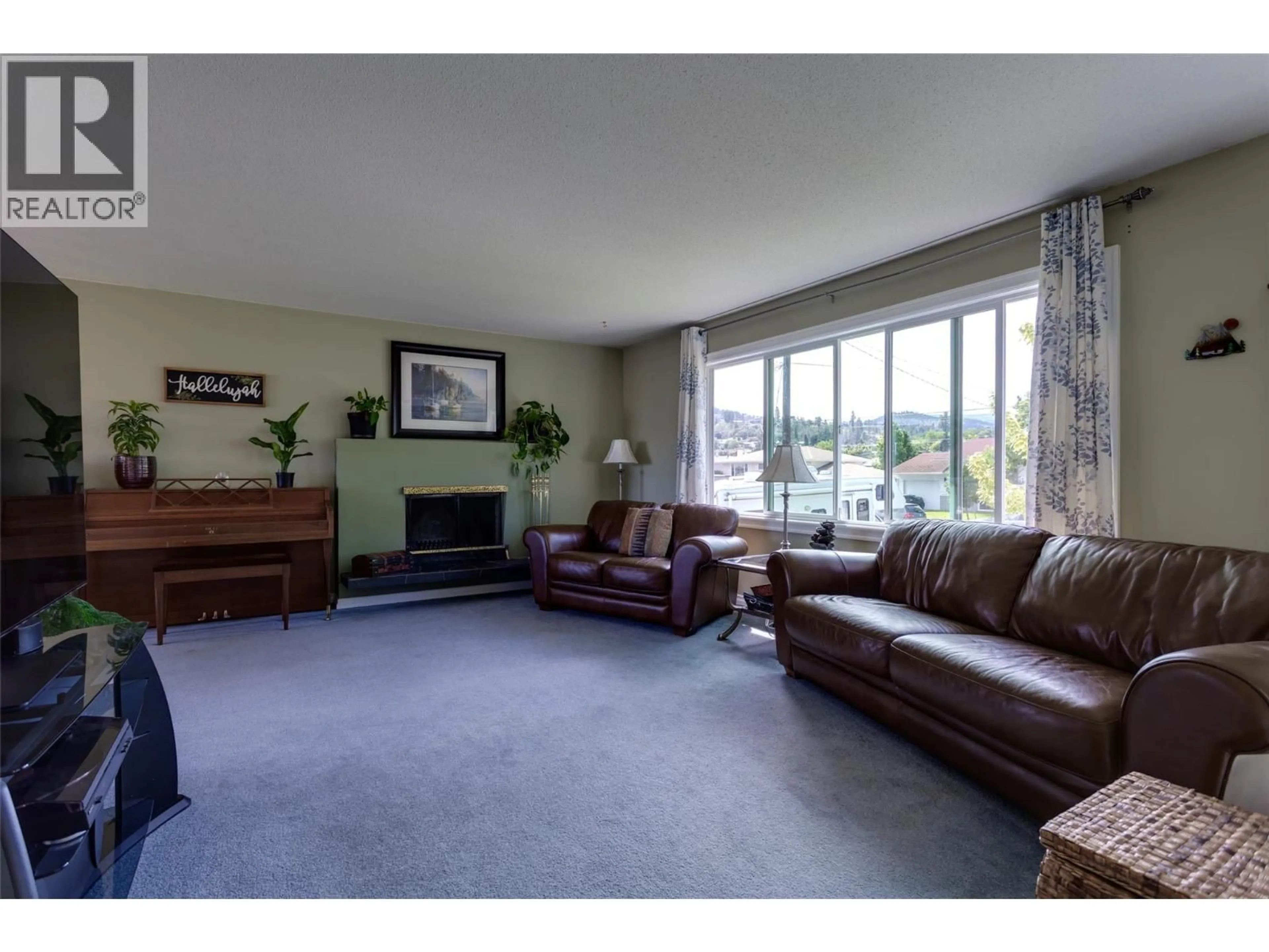 Living room with furniture, carpet floor for 320 HUSCH ROAD, Kelowna British Columbia V1X1N1