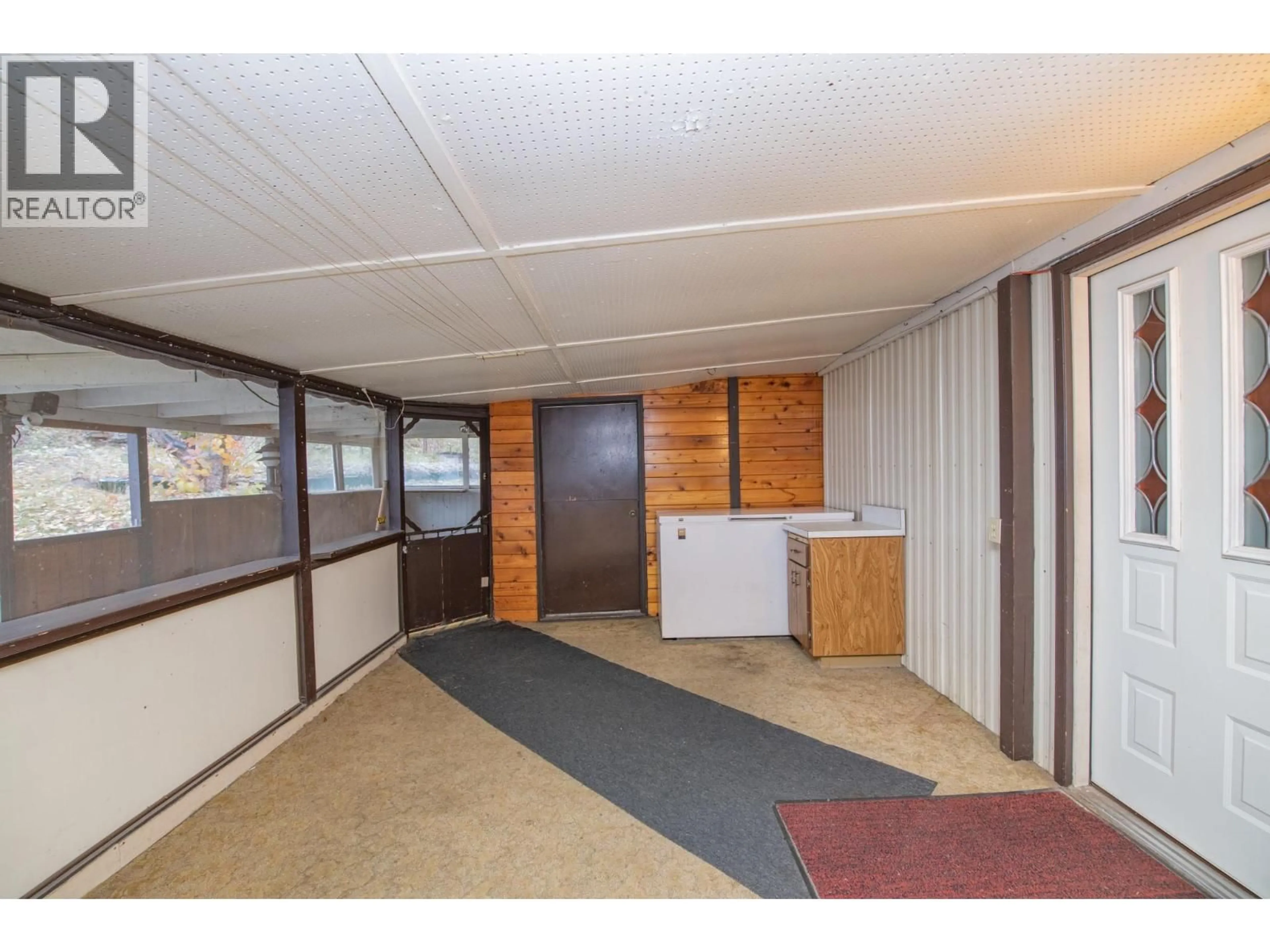 Indoor foyer for 7 - 844 HUTLEY ROAD, Spallumcheen British Columbia V4Y0R6