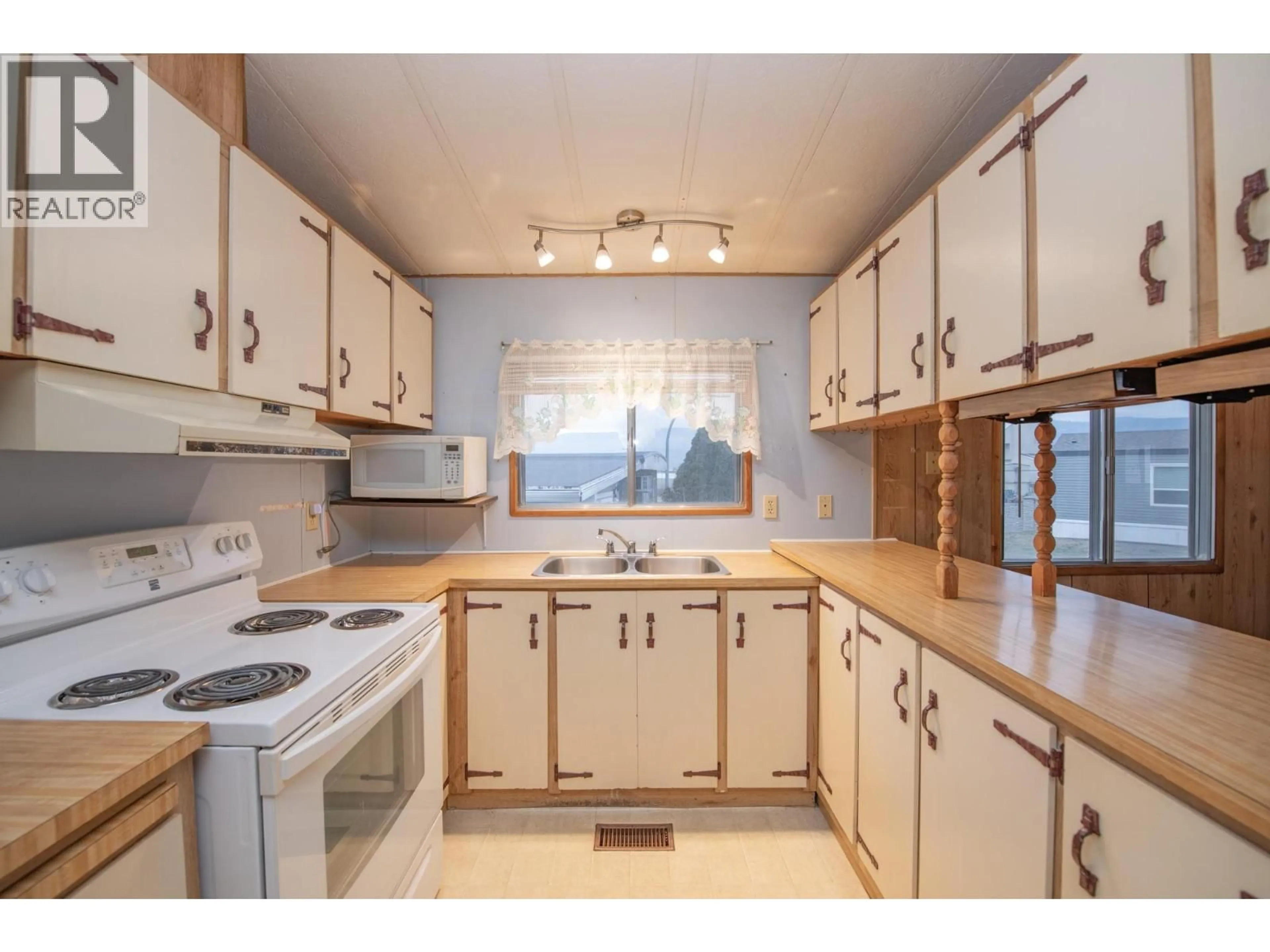 Standard kitchen, wood/laminate floor for 7 - 844 HUTLEY ROAD, Spallumcheen British Columbia V4Y0R6