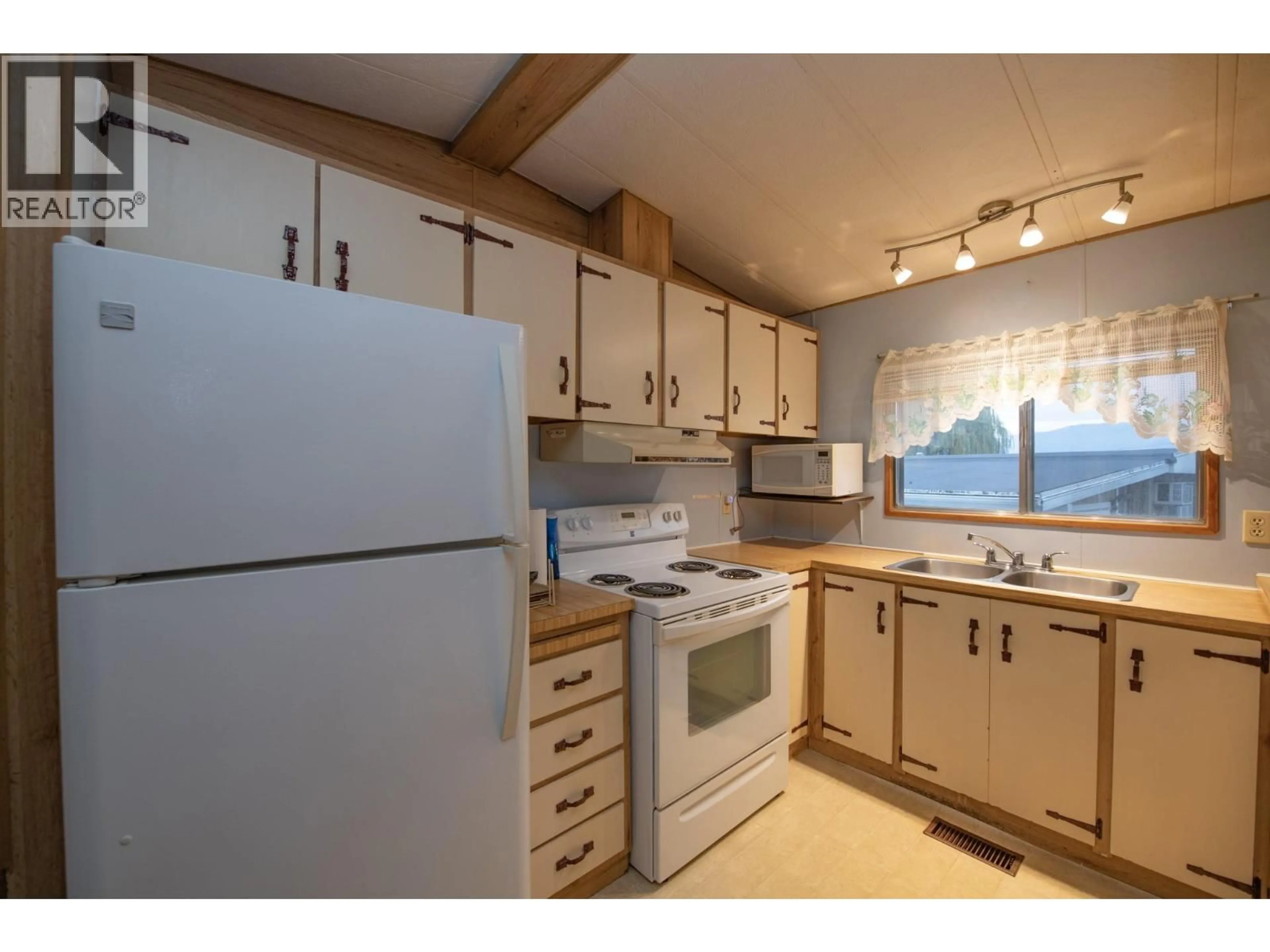 Standard kitchen, wood/laminate floor for 7 - 844 HUTLEY ROAD, Spallumcheen British Columbia V4Y0R6