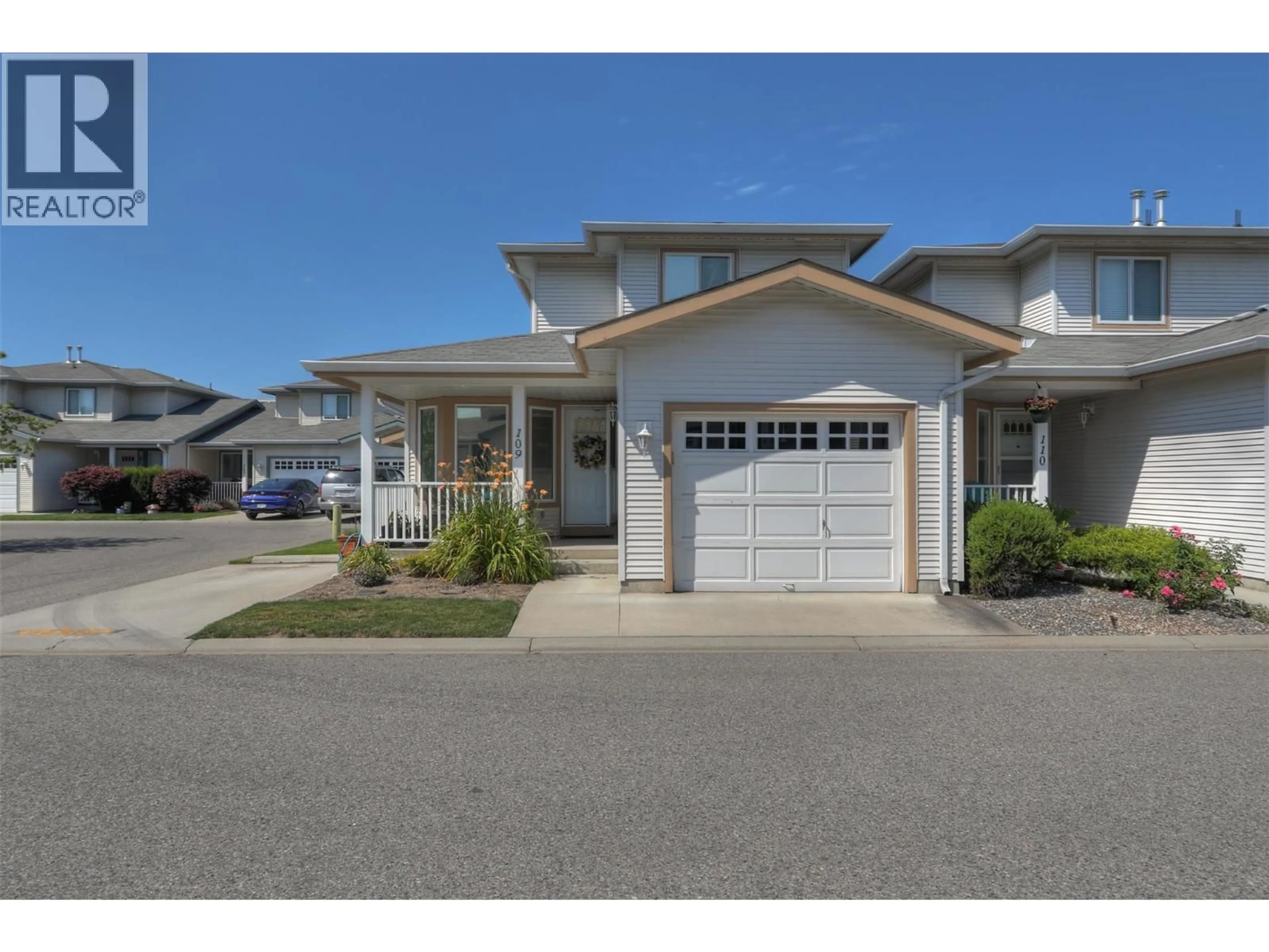 Home with vinyl exterior material, street for 109 - 1120 GUISACHAN ROAD, Kelowna British Columbia V1Y9R5
