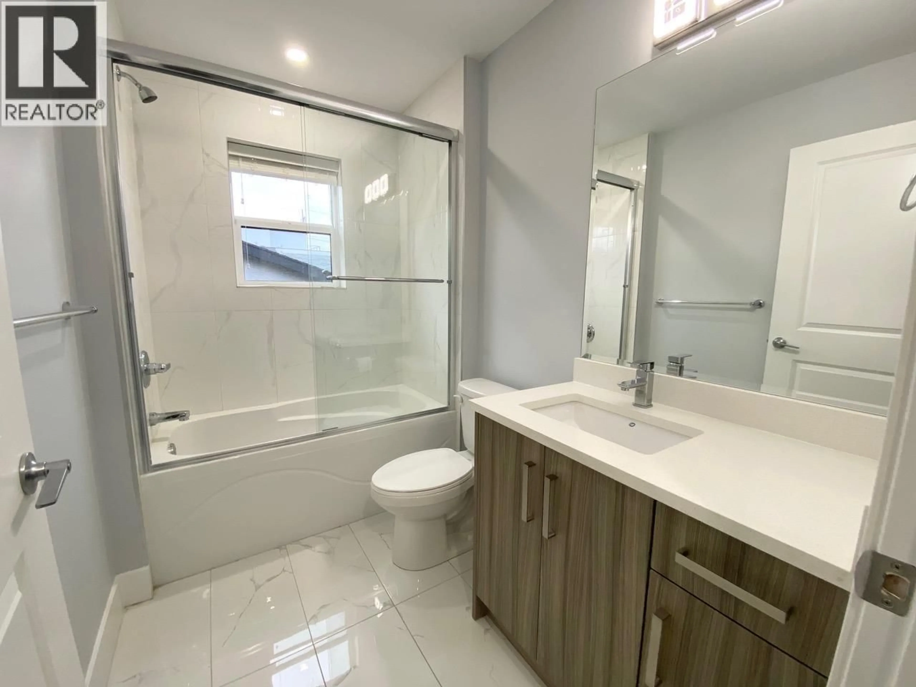 Standard bathroom, ceramic/tile floor for 1 - 722 COOPLAND CRESCENT, Kelowna British Columbia V1Y2V1
