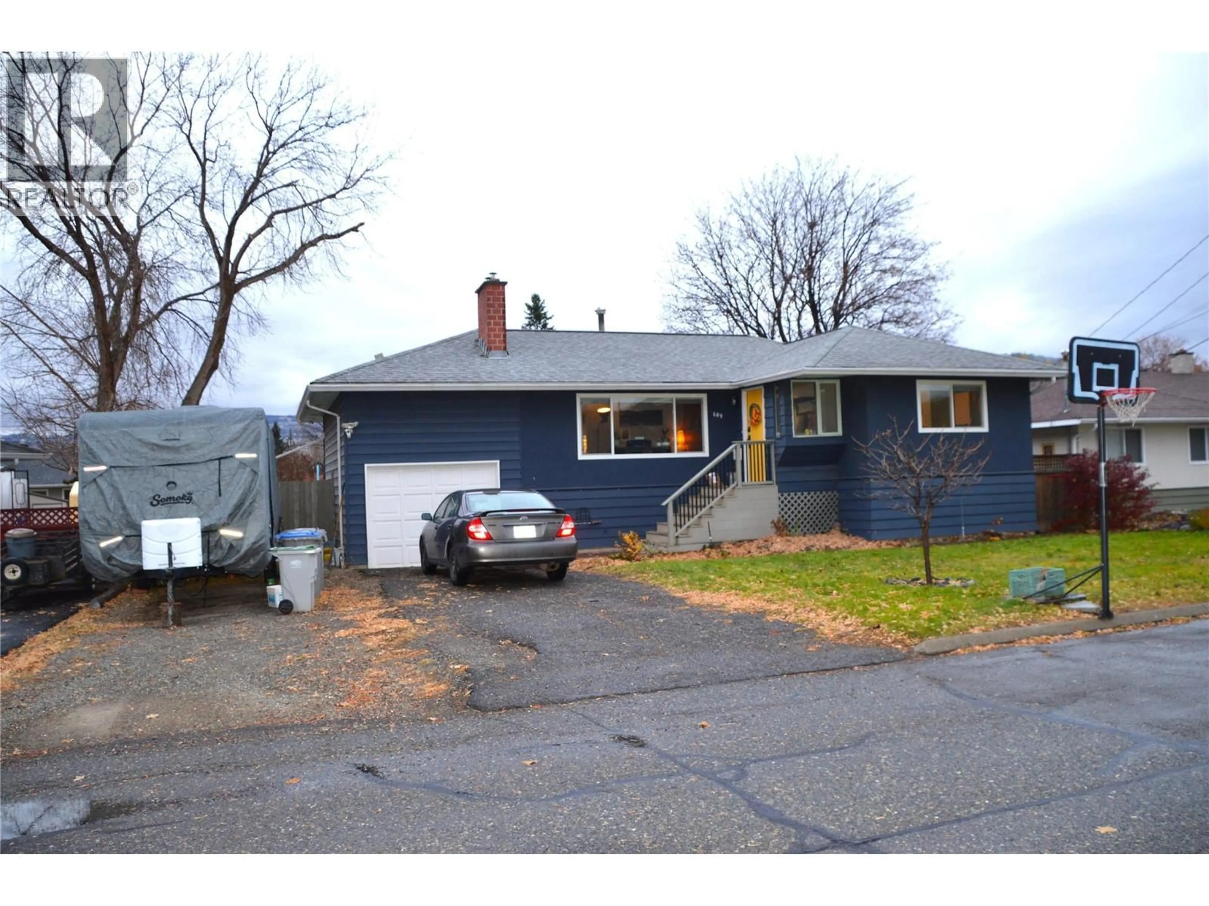 Home with vinyl exterior material, street for 609 REGINA AVENUE, Kamloops British Columbia V2B1N6