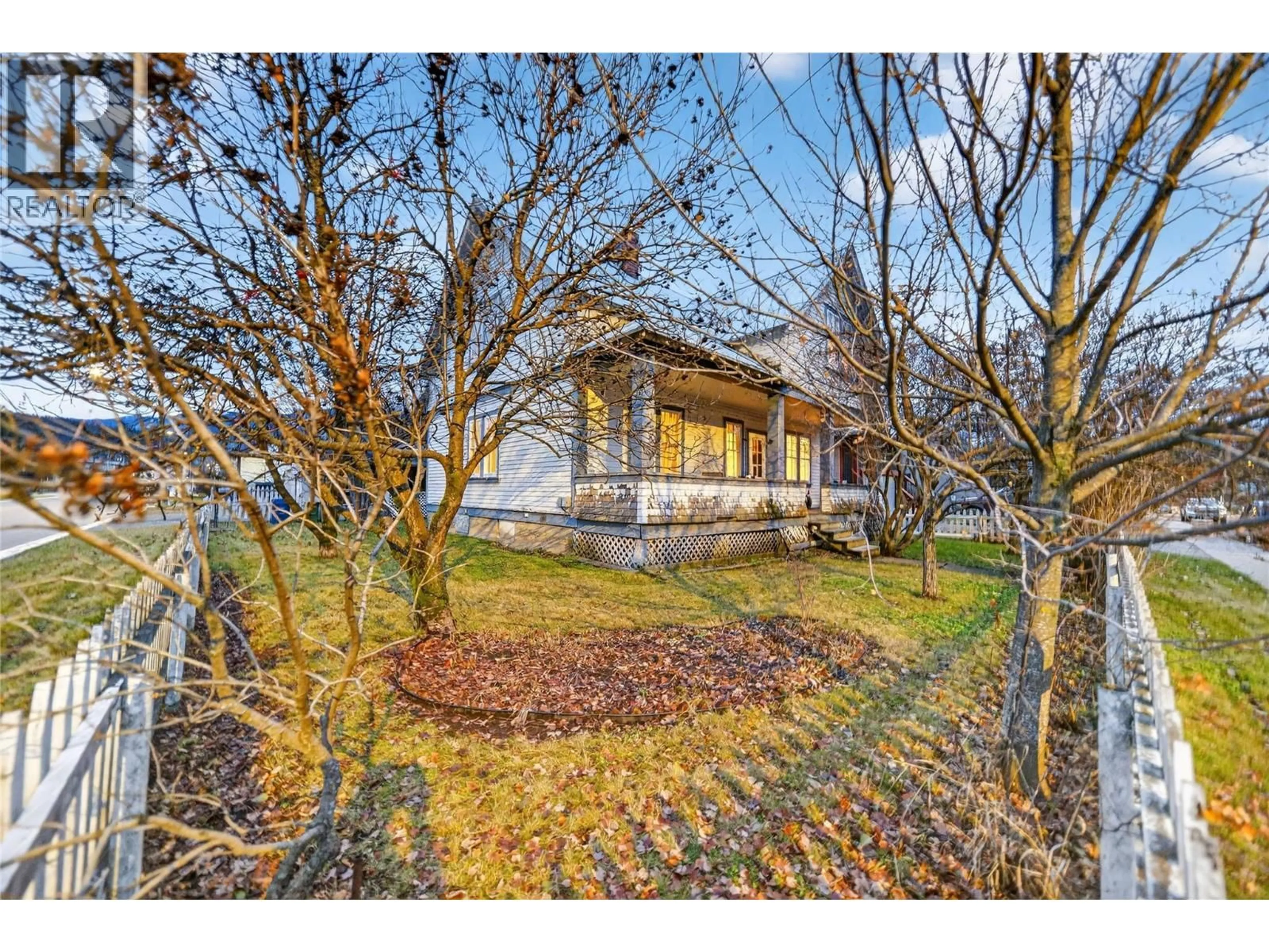 A pic from outside/outdoor area/front of a property/back of a property/a pic from drone, street for 892 9TH AVENUE, Fernie British Columbia V0B1M5