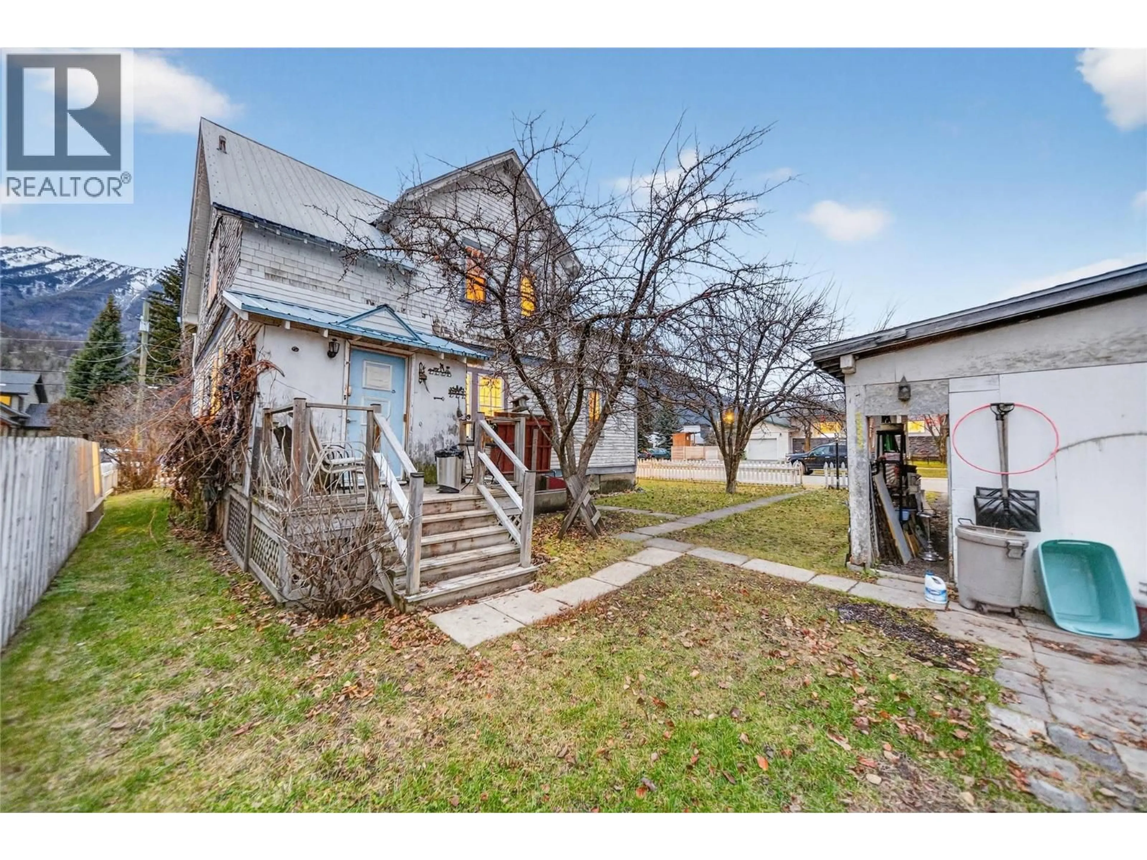 A pic from outside/outdoor area/front of a property/back of a property/a pic from drone, street for 892 9TH AVENUE, Fernie British Columbia V0B1M5