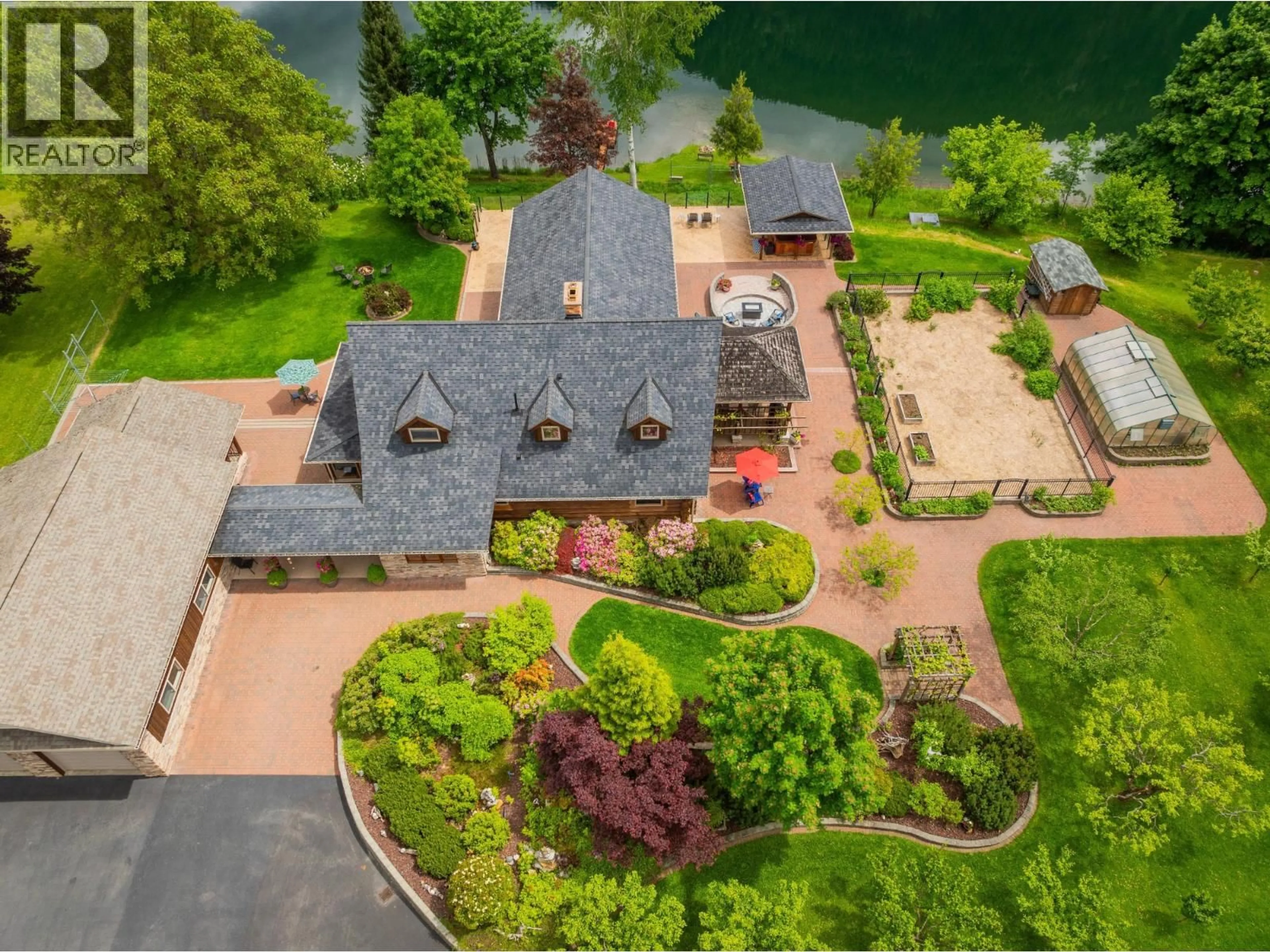 A pic from outside/outdoor area/front of a property/back of a property/a pic from drone, water/lake/river/ocean view for 906 JAMES ROAD, Shoreacres British Columbia V1N4P8