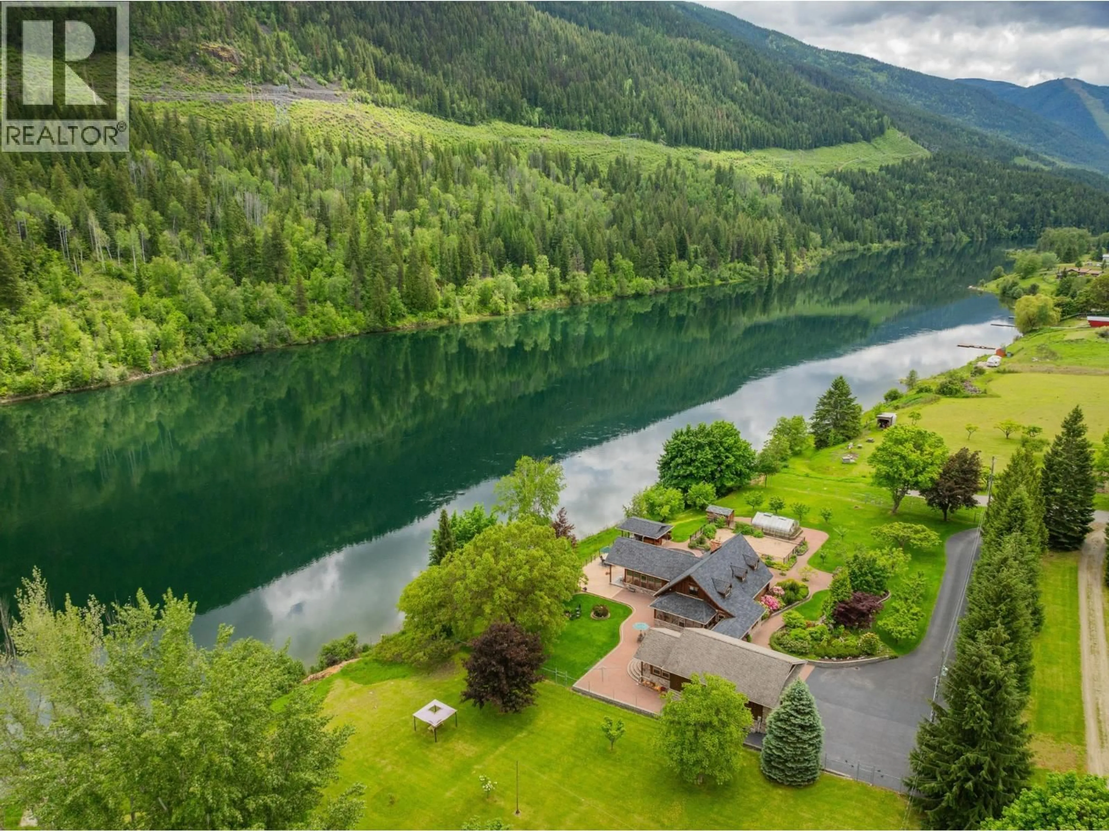 A pic from outside/outdoor area/front of a property/back of a property/a pic from drone, water/lake/river/ocean view for 906 JAMES ROAD, Shoreacres British Columbia V1N4P8