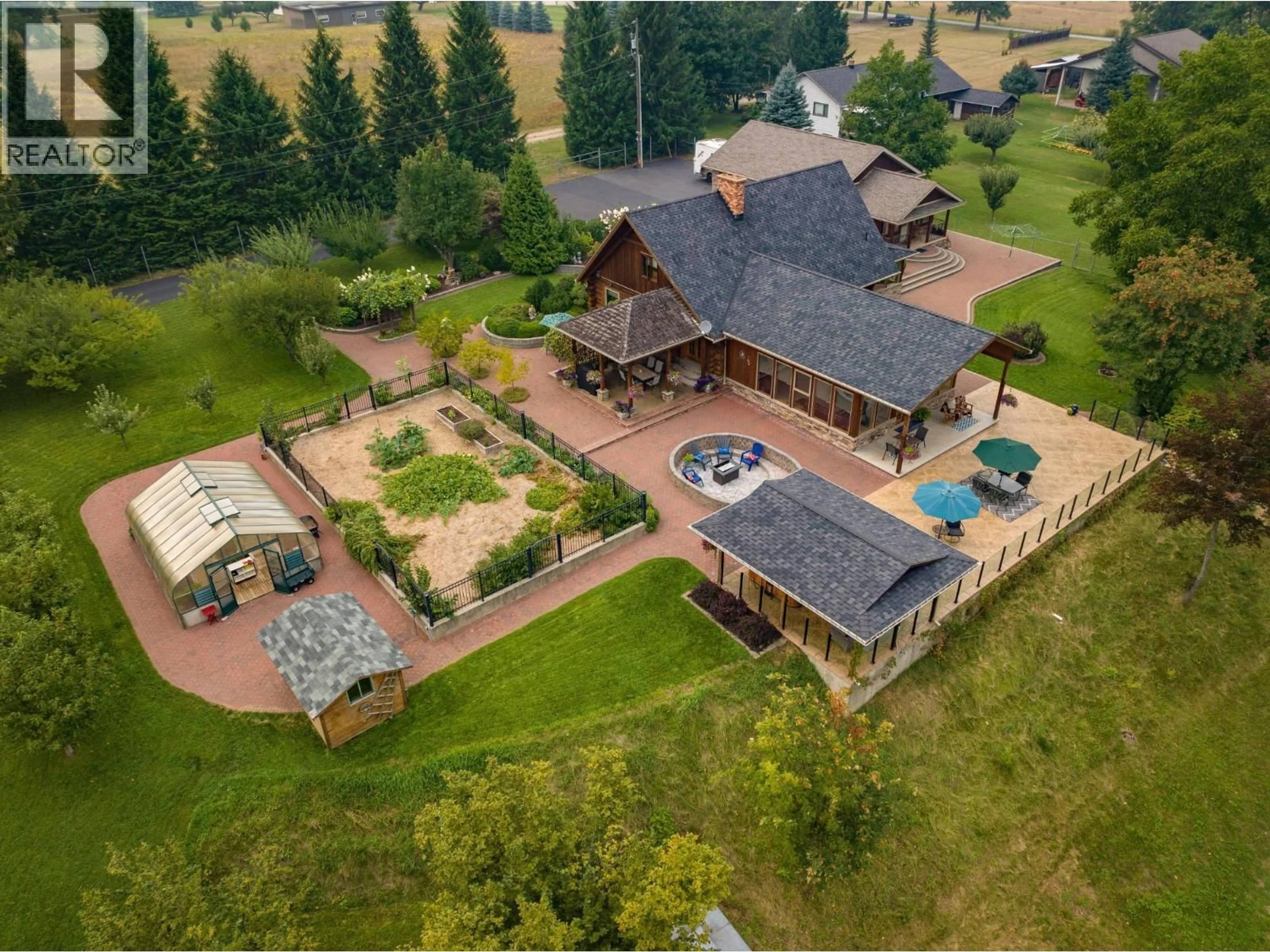 A pic from outside/outdoor area/front of a property/back of a property/a pic from drone, mountain view for 906 JAMES ROAD, Shoreacres British Columbia V1N4P8