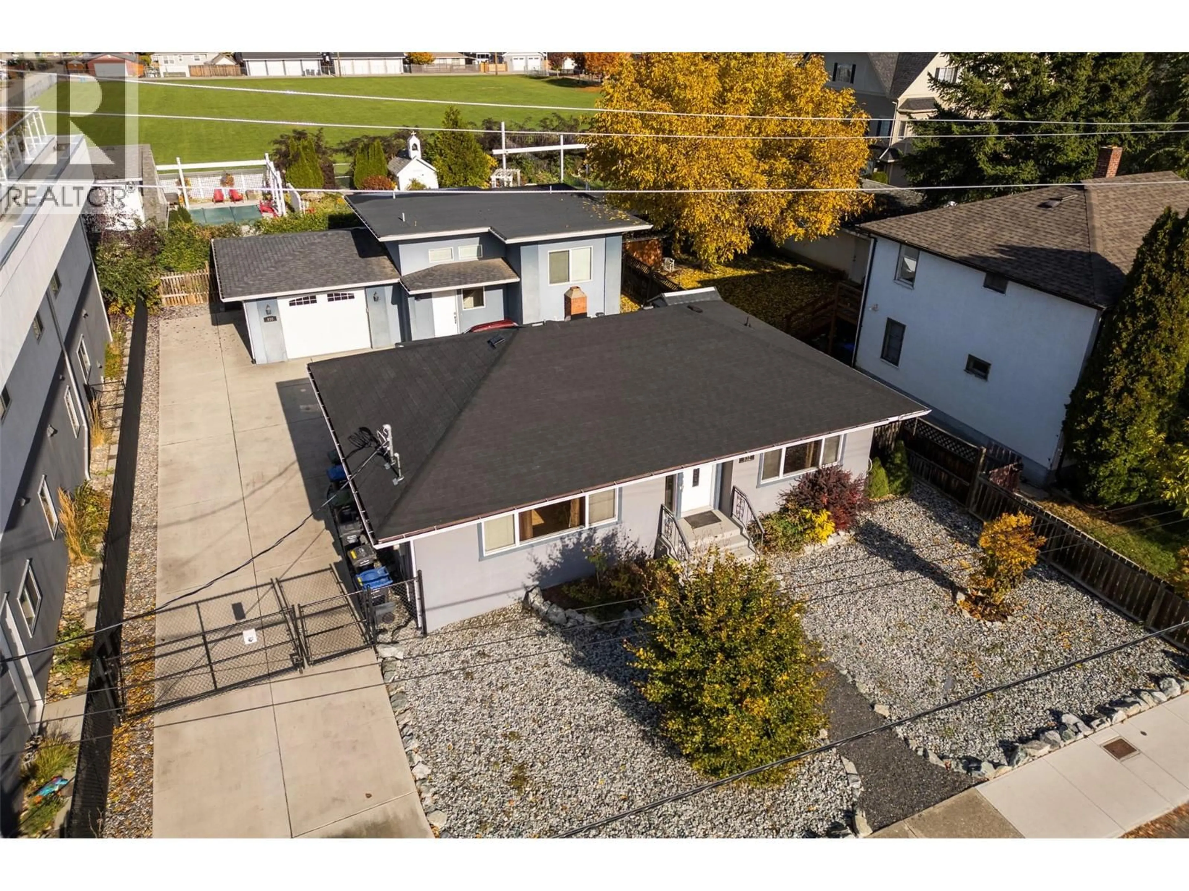 A pic from outside/outdoor area/front of a property/back of a property/a pic from drone, street for 932-930 LAWSON AVENUE, Kelowna British Columbia V1Y6T1