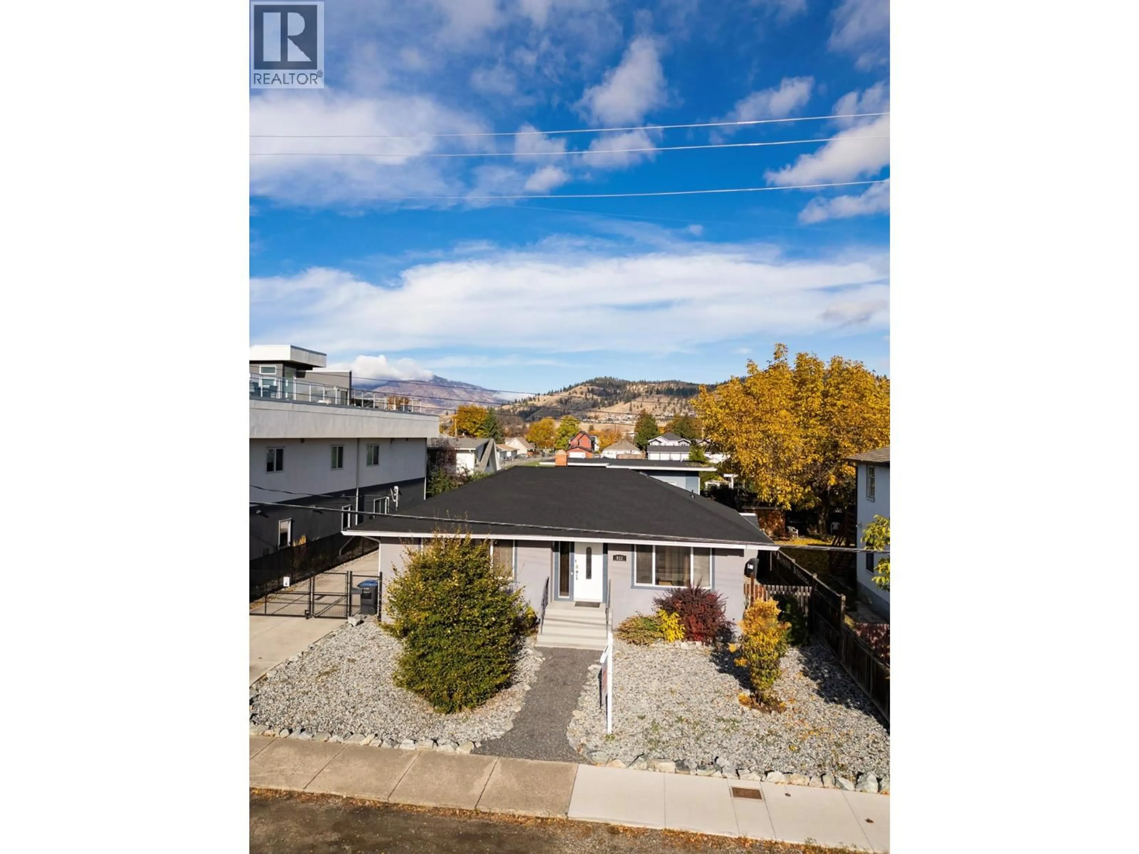 A pic from outside/outdoor area/front of a property/back of a property/a pic from drone, unknown for 932-930 LAWSON AVENUE, Kelowna British Columbia V1Y6T1