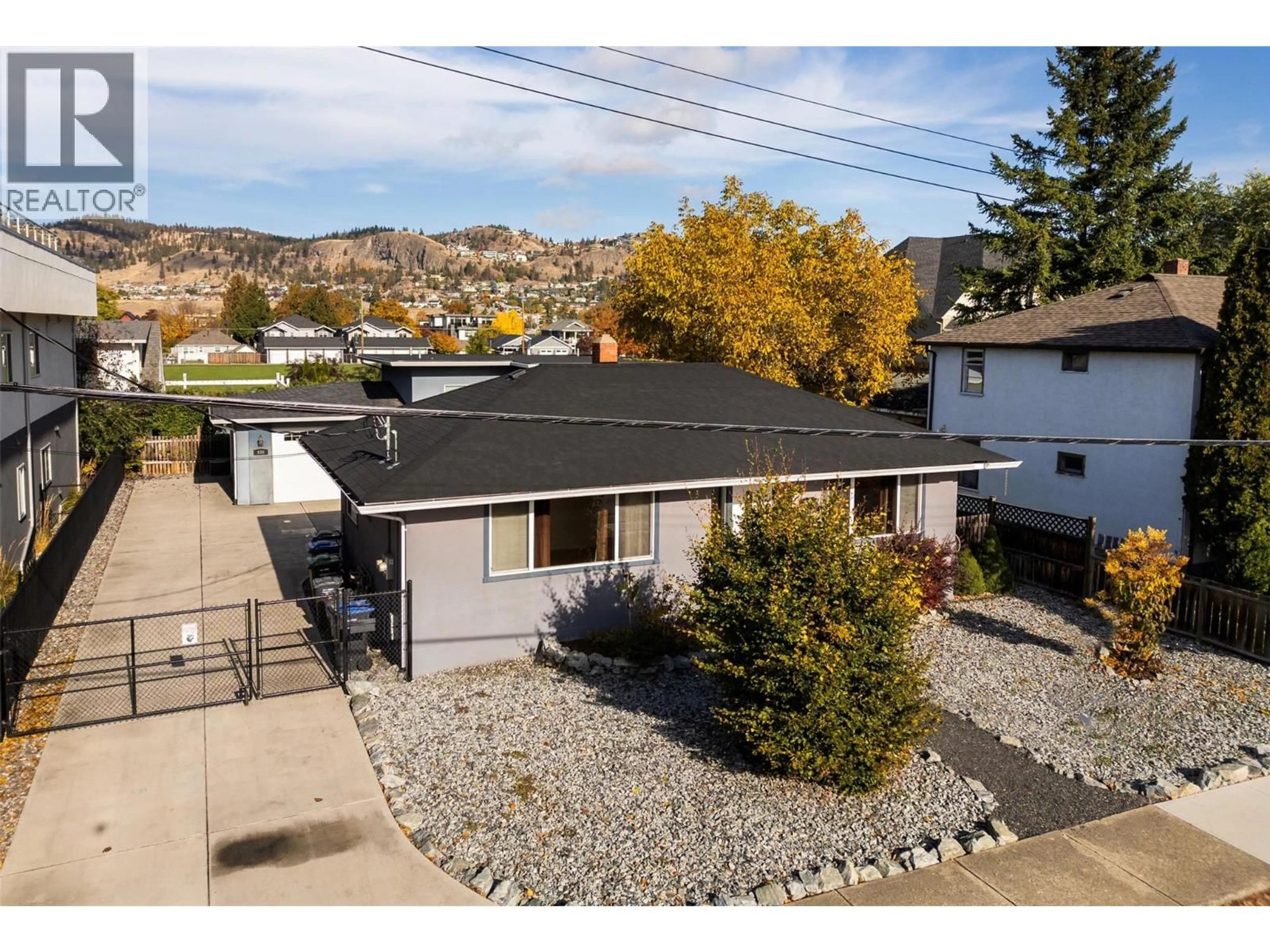 Home with vinyl exterior material, street for 932-930 LAWSON AVENUE, Kelowna British Columbia V1Y6T1