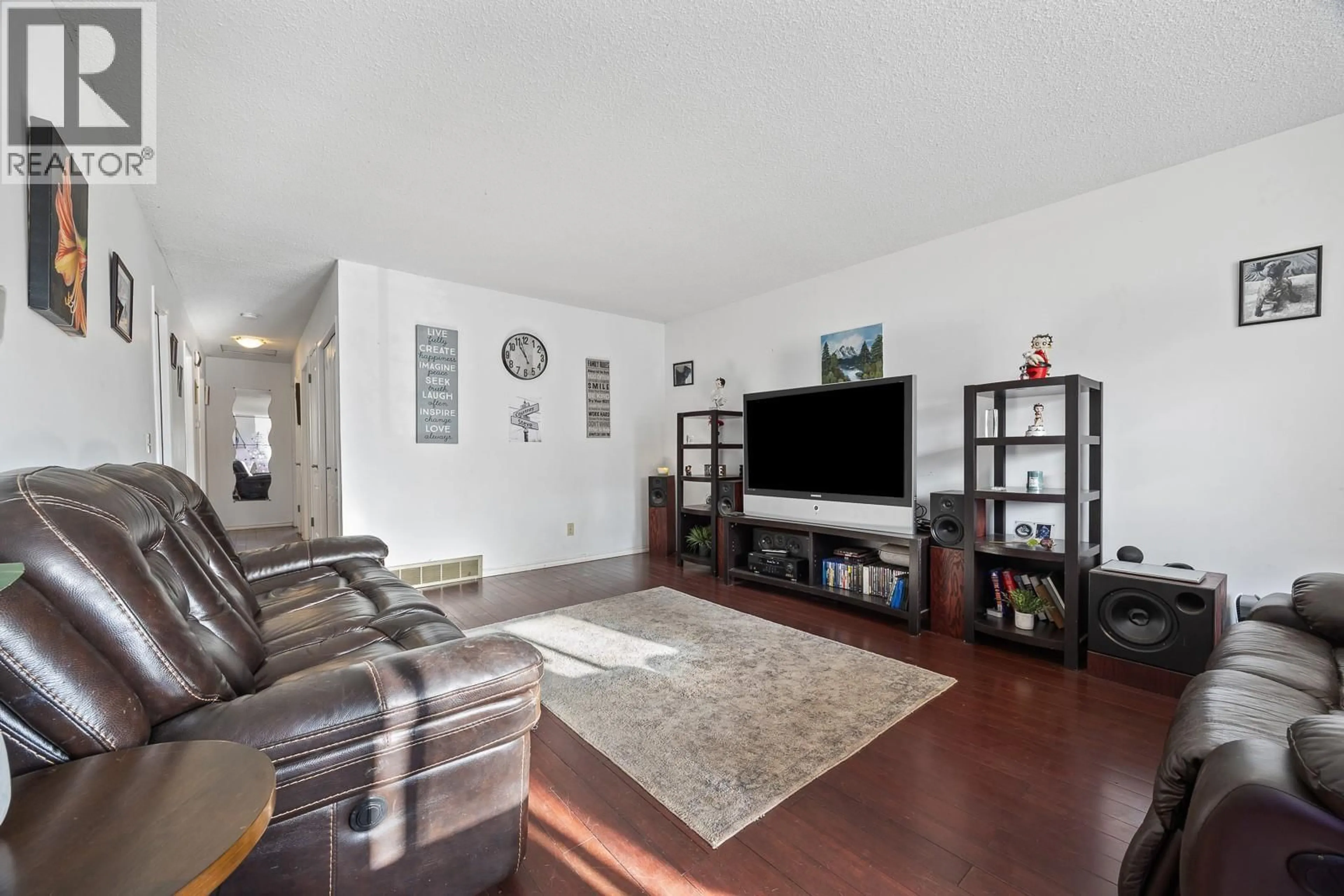 Living room with furniture, wood/laminate floor for 1074 RAYMER AVENUE, Kelowna British Columbia V1Y4Z9