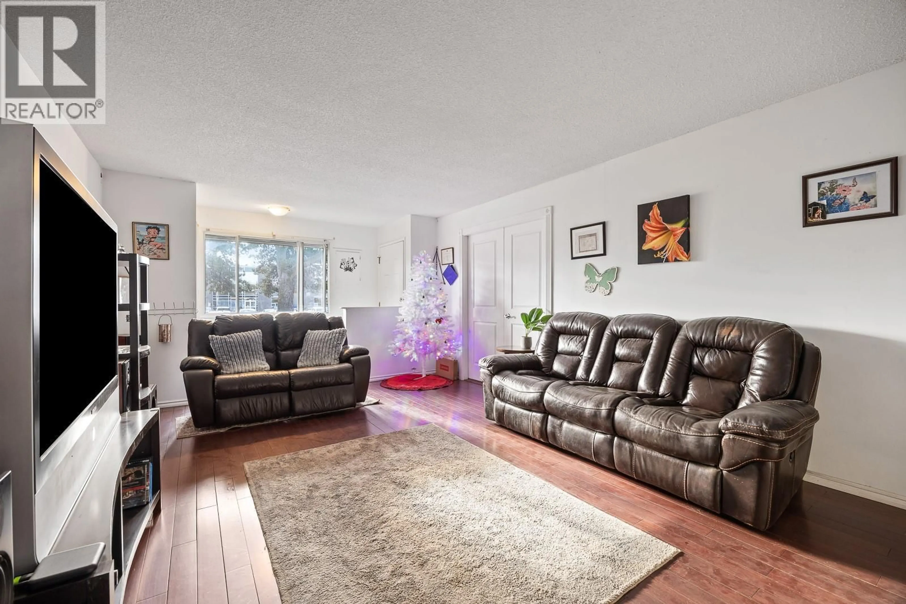 Living room with furniture, unknown for 1074 RAYMER AVENUE, Kelowna British Columbia V1Y4Z9