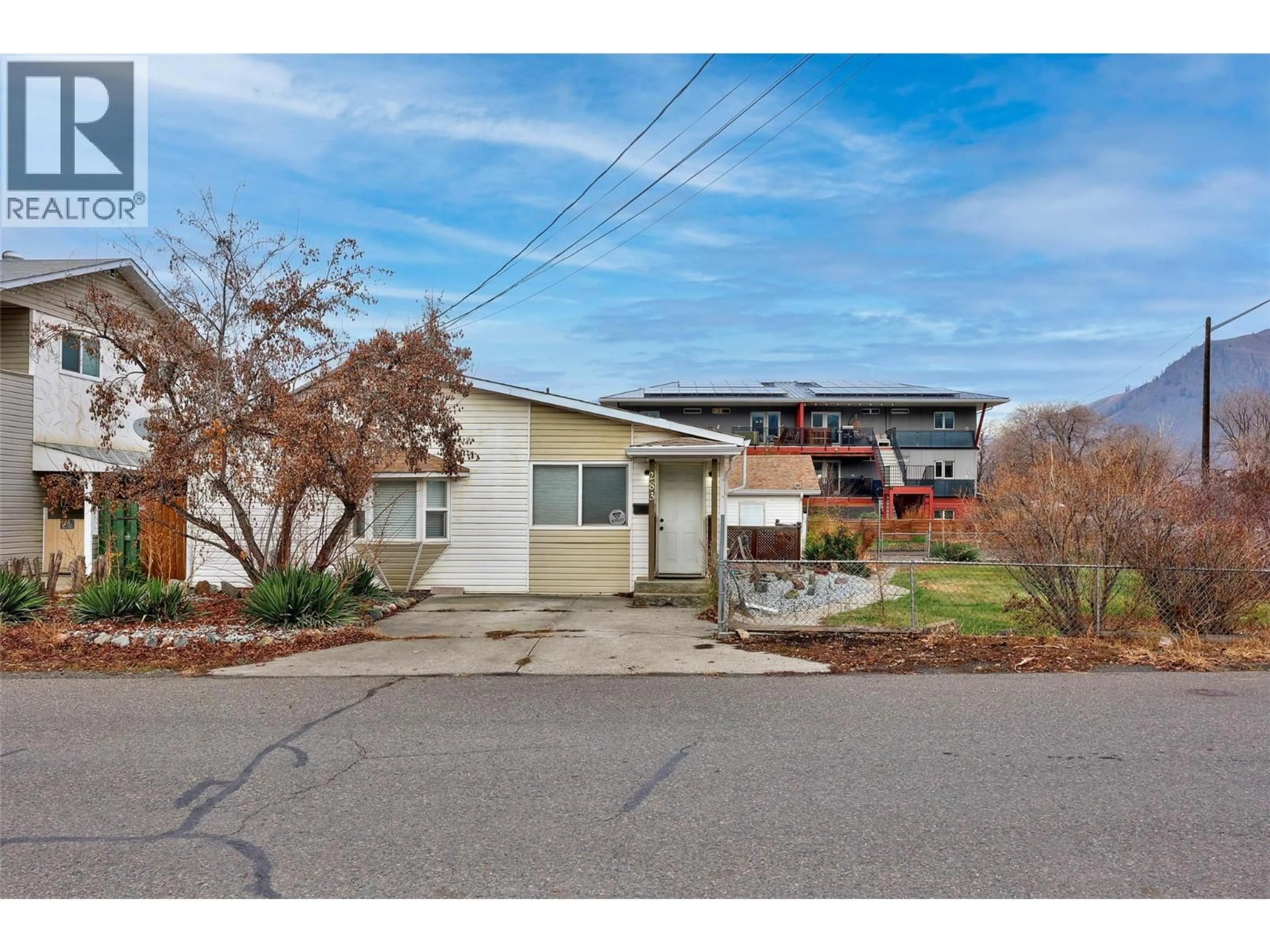 A pic from outside/outdoor area/front of a property/back of a property/a pic from drone, street for 283 BEACH AVENUE, Kamloops British Columbia V2B1C4