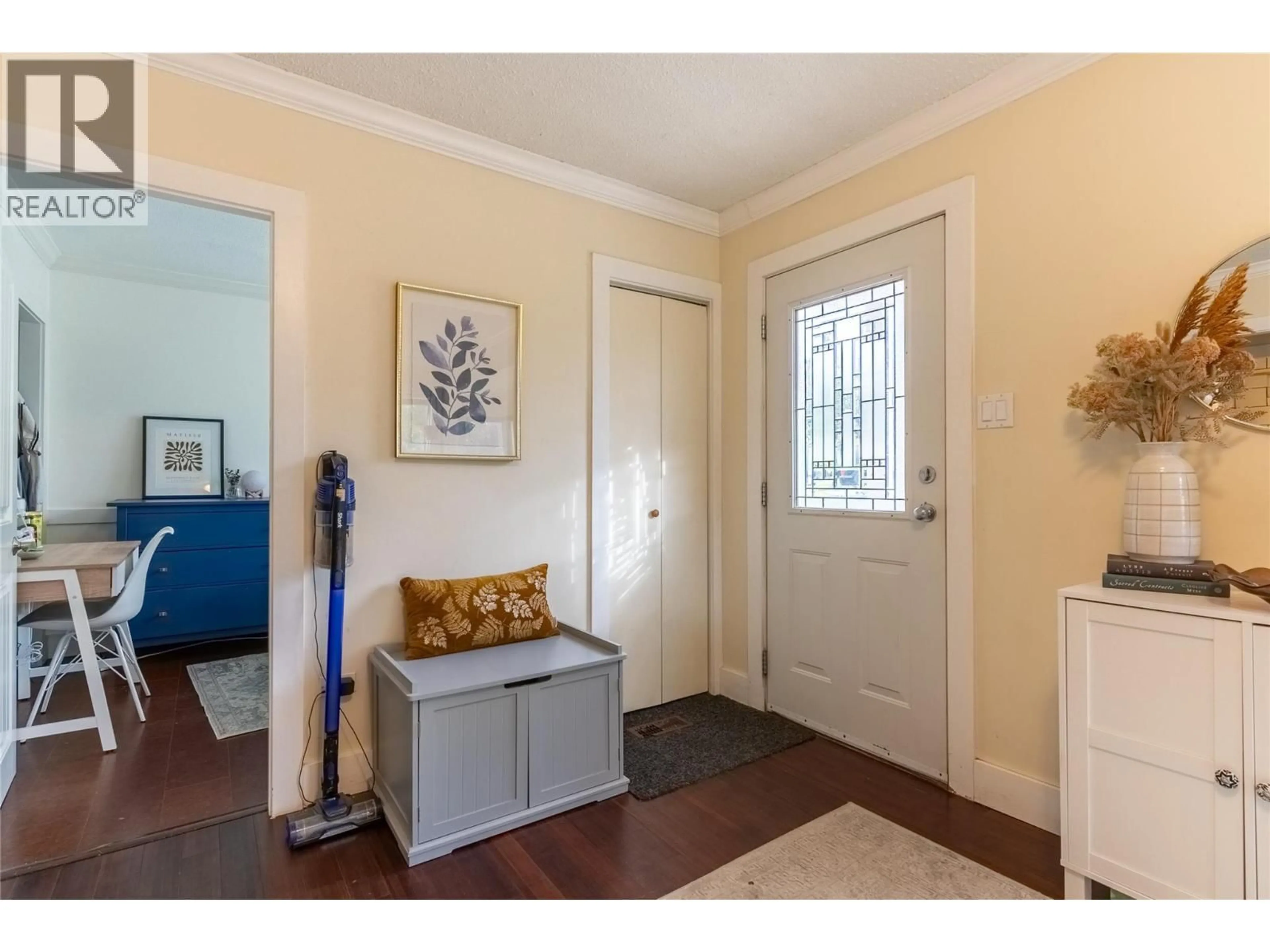 Indoor entryway for 1244 COLUMBIA STREET, Kamloops British Columbia V2C2W5