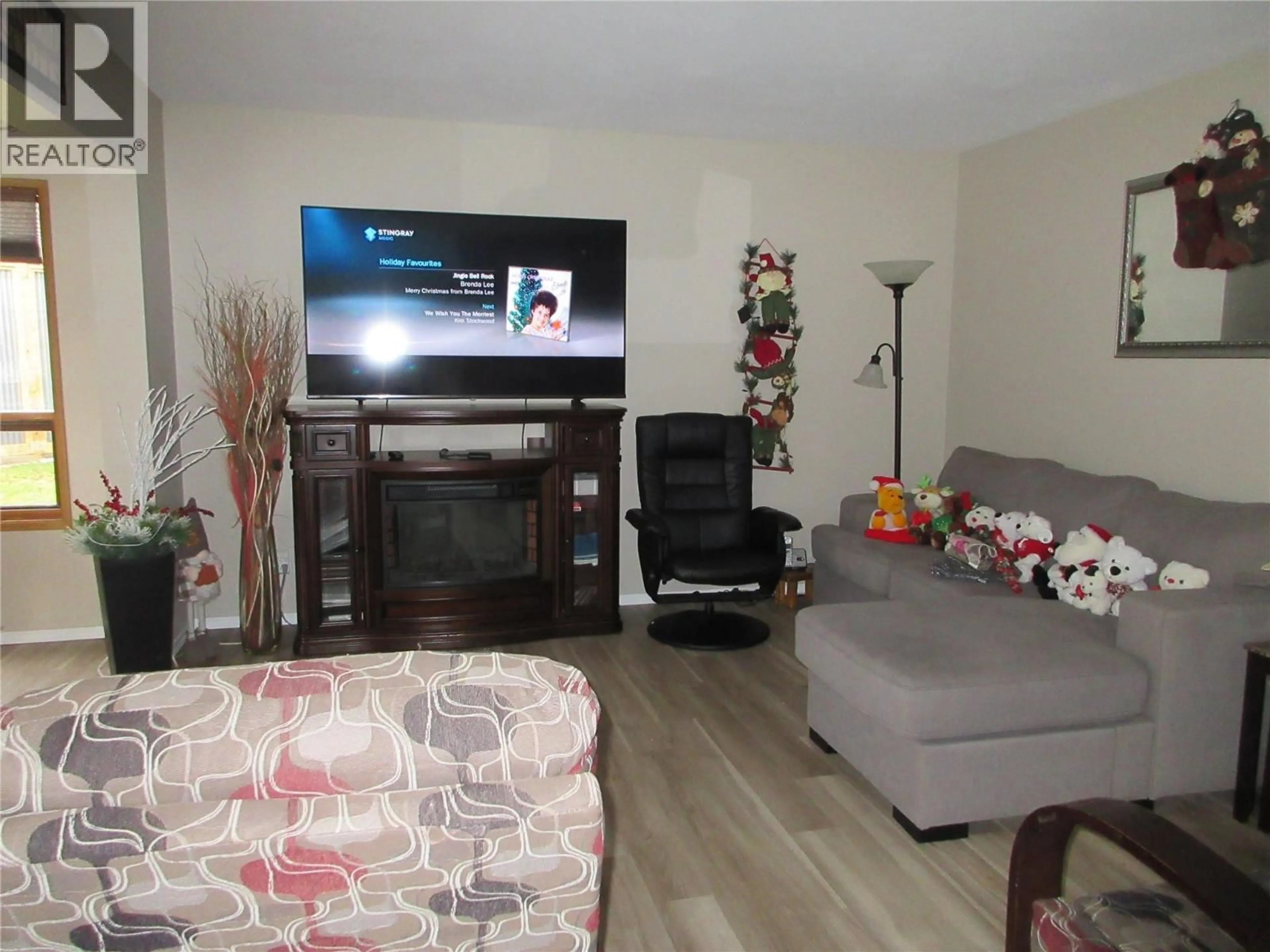 Living room with furniture, wood/laminate floor for 3402 - 415 COMMONWEALTH ROAD, Kelowna British Columbia v4v2m4