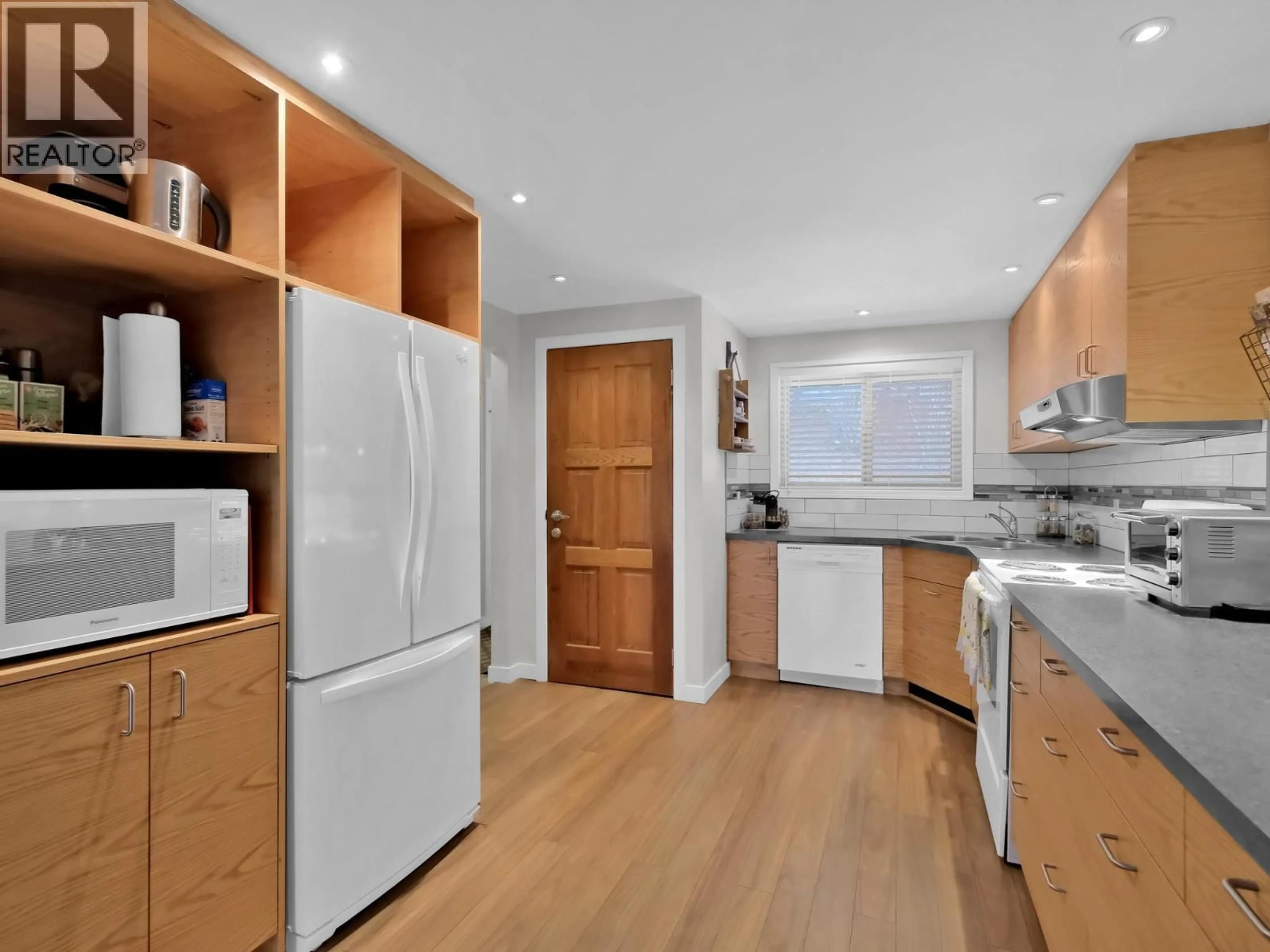 Standard kitchen, wood/laminate floor for 903 - 225 CLEARVIEW ROAD, Apex Mountain British Columbia V0X1K0