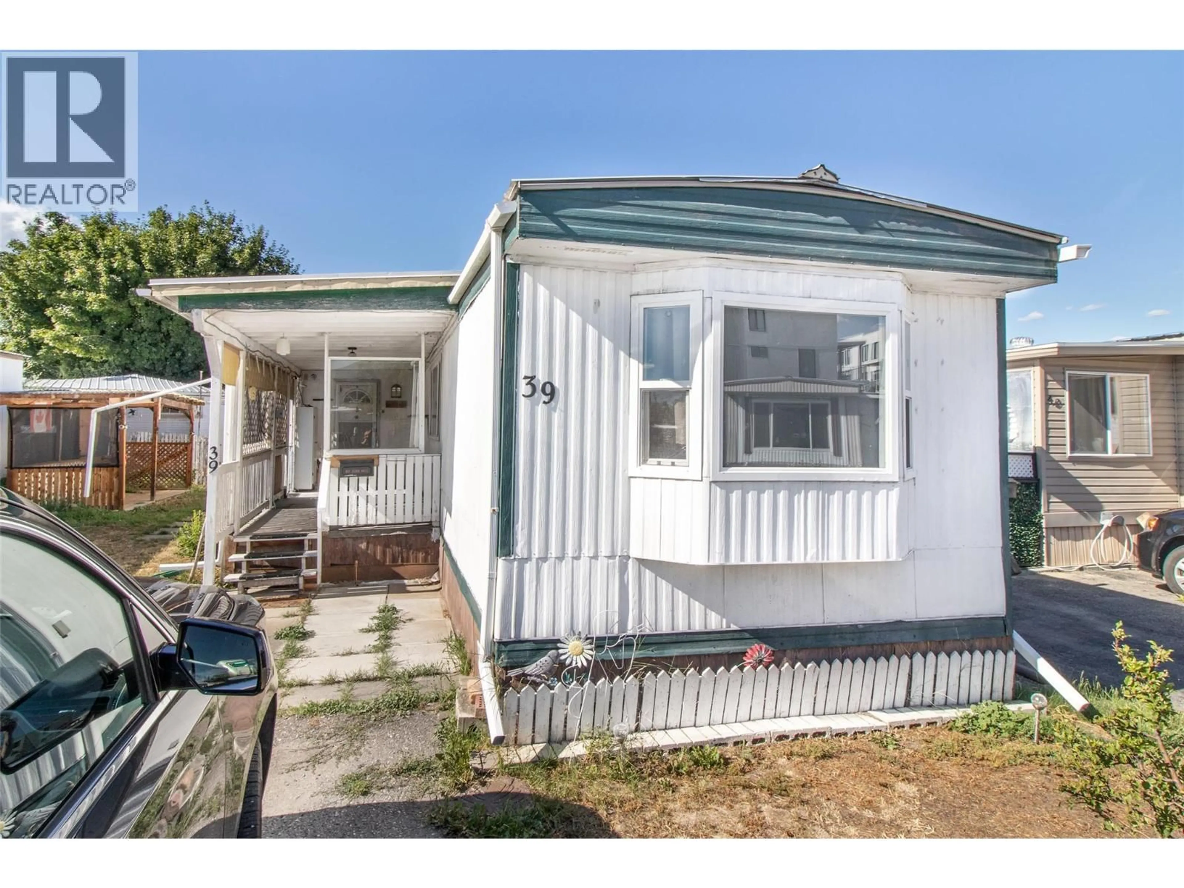 Home with vinyl exterior material, street for 39 - 3745 LAKESHORE ROAD, Kelowna British Columbia V1W3K4