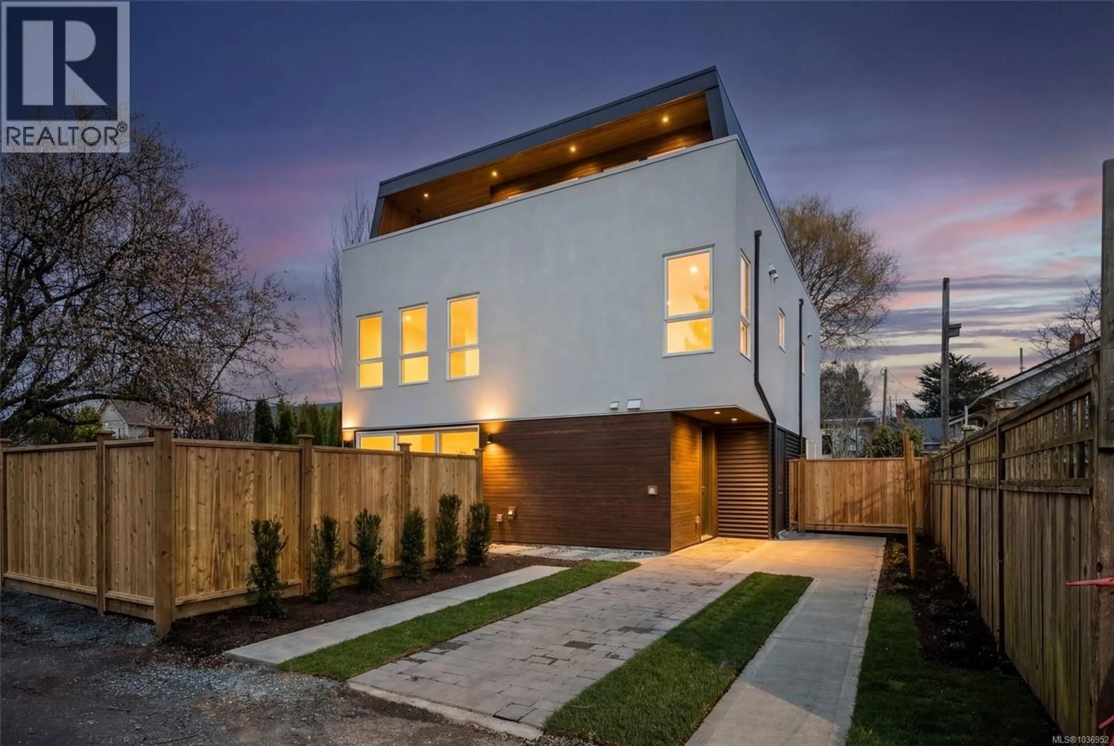Home with brick exterior material, street for 1 - 920 ISLAND ROAD, Oak Bay British Columbia V8S2T9