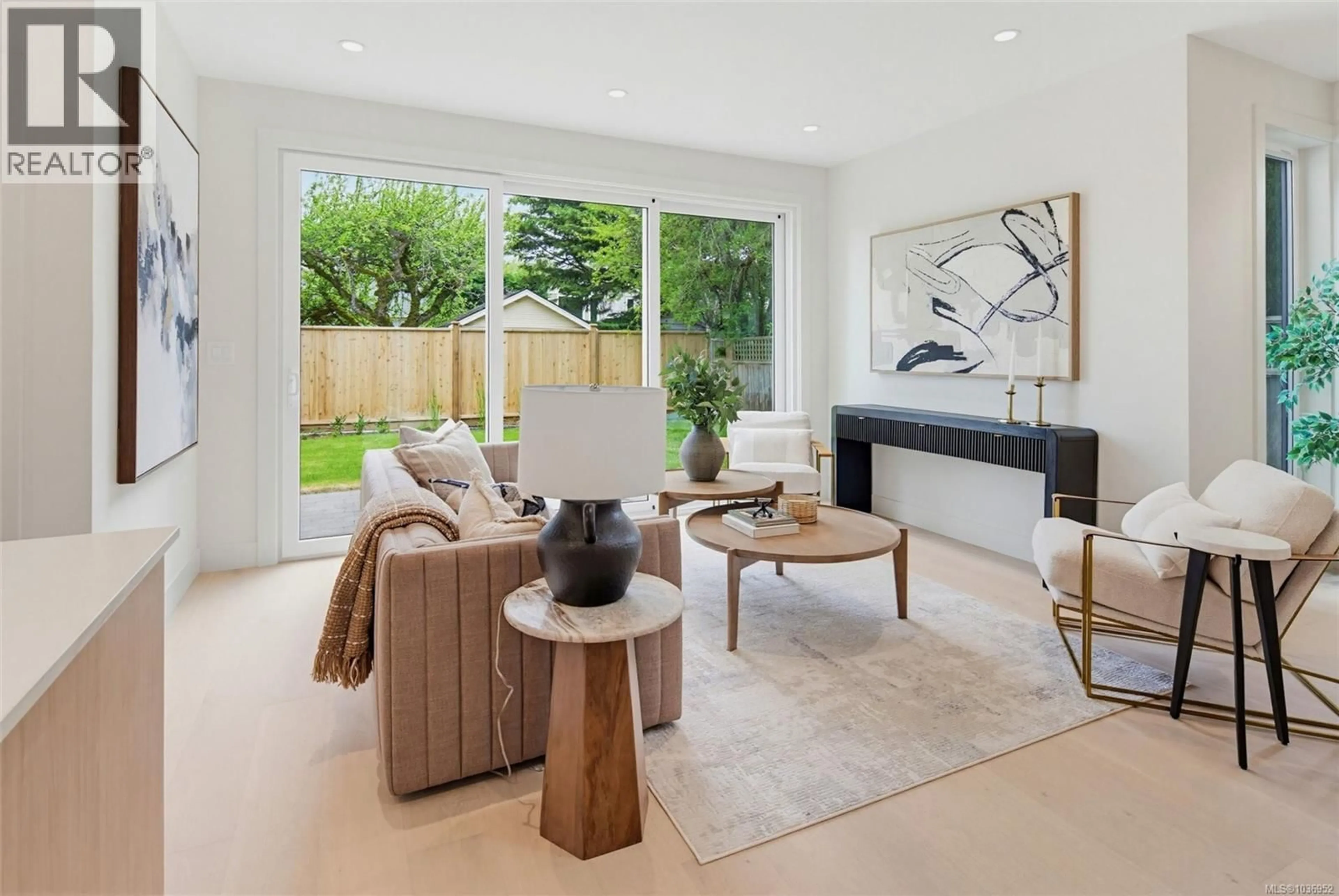 Living room with furniture, unknown for 1 - 920 ISLAND ROAD, Oak Bay British Columbia V8S2T9